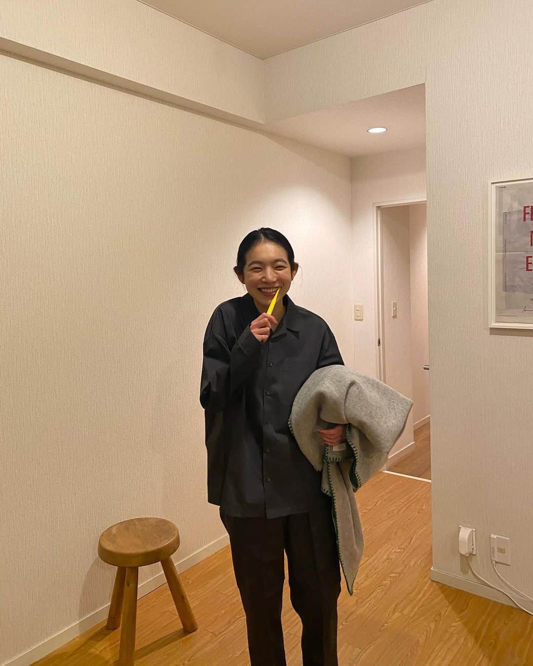 Takayuki Konoのインスタグラム：「. みゆき氏 インザハウス🪥🏠 @undecorated_official パジャマとブランケット #undecorated」