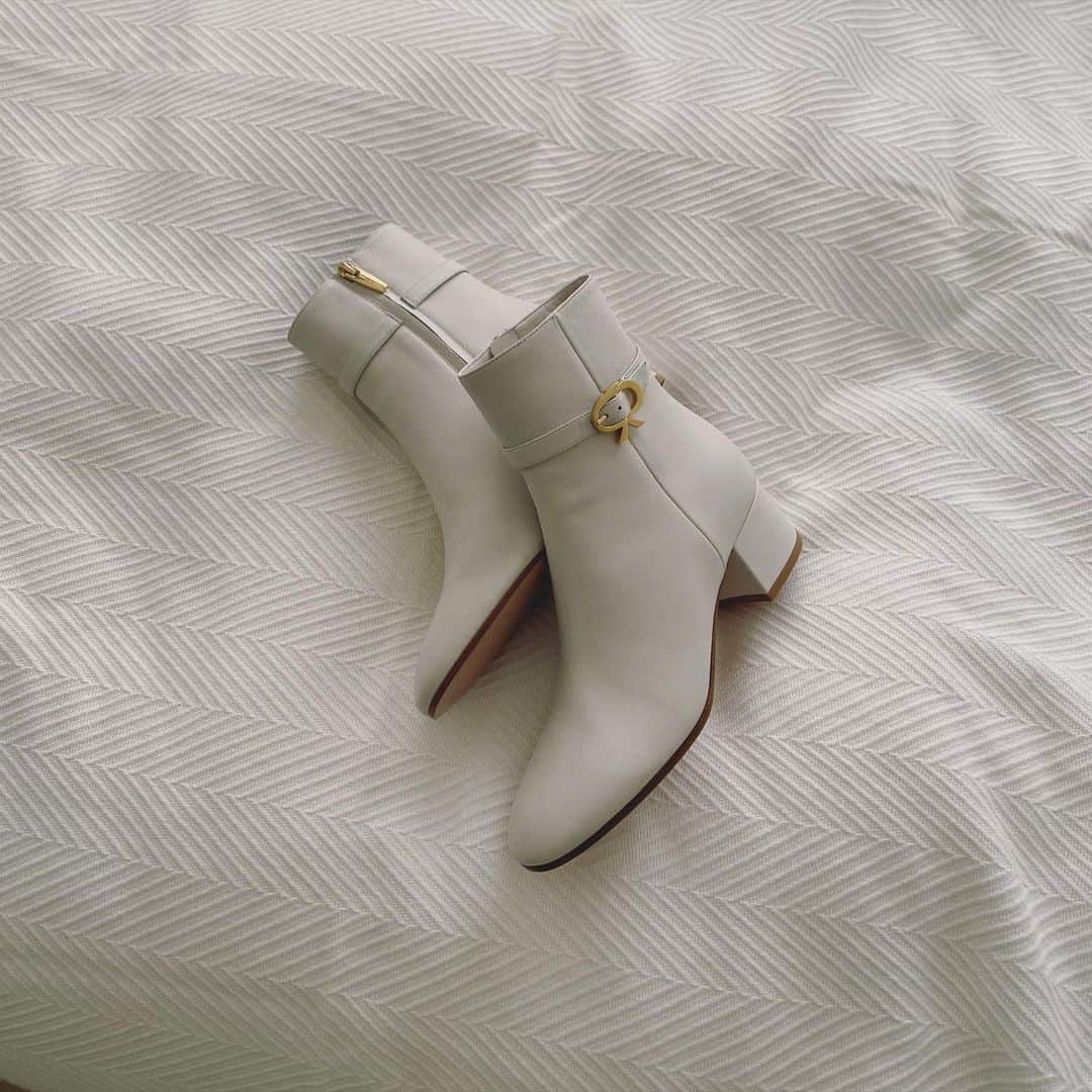 辻直子さんのインスタグラム写真 - (辻直子Instagram)「#lovleywhite#winterwhites #gianvitorossi#mygianvito⛸ #白が大好きです⚪️#全てうまくいってますように👌🏻  白い靴」1月15日 20時50分 - naoko.ts