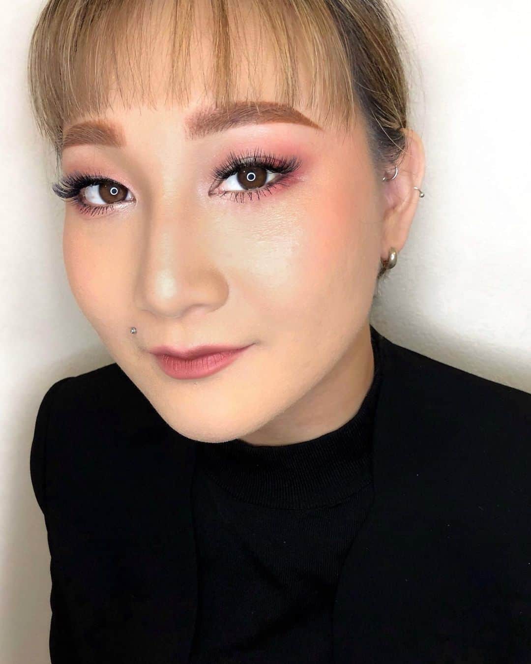 M∙A∙C Cosmetics Japanのインスタグラム：「本日の『#MACムーンマスターピース を使った新春カラーメイク💄🧧』の#MACインスタライブ で使用した製品はこちらです👇 With KANA MIYAMOTO @mac_seibu.ikebukuro  RYOKO SHIONO @mac_ryoko  ㅤ ご視聴いただいた皆さま、有難うございました✨ 時間のご都合が合わなかった方も、IGTVにてライブを公開しております。ぜひご覧ください📺  ㅤ 【KANA MIYAMOTO使用製品】（画像1、2枚目） ＜血色ストロビングメイク＞ ＊EYES ☑︎M∙A∙C プレップ プライム 24 アワー エクステンド アイ ベース ☑︎スモール アイシャドウ X 9: シー オブ プレンティ ・ユア イン ラックス→217ブラシ ・フォーチュン ファウンド→217ブラシ ・ストローク オブ フォーチュン ☑︎アイ コール: テディ→239ブラシ ＊LIPS ☑︎M･A･C プレップ プライム リップ ☑︎パウダー キス リキッド リップカラー: ブリックスルー ＊FACE ☑︎パウダー ブラッシュ デュオ: グッド ヘルス, グレイト ウェルス→187ブラシ ☑︎エクストラ ディメンション スキンフィニッシュ: ダブル グリーム →187ブラシ ☑︎フィックス+ ラディアンス ㅤ 【RYOKO SHIONO使用製品】（画像3、4枚目） ＜ウォータードロップスメイク＞ ＊EYES ☑︎M∙A∙C プレップ プライム 24 アワー エクステンド アイ ベース ☑︎スモール アイシャドウ X 9: シー オブ プレンティ ・オメガ→286ブラシ ・ワッツ ユア ナンバー?→239ブラシ ・シー オブ プレンティ ＊LIPS ☑︎M･A･C プレップ プライム リップ ☑︎パウダー キス リップスティック / ラック ビー ア レディ ＊FACE ☑︎パウダー ブラッシュ デュオ: グッド ヘルス, グレイト ウェルス→187ブラシ ☑︎エクストラ ディメンション スキンフィニッシュ: ダブル グリーム →187ブラシ ☑︎フィックス+ ラディアンス  ㅤ #MACMoonMasterpiece #MACLunarNewYear」