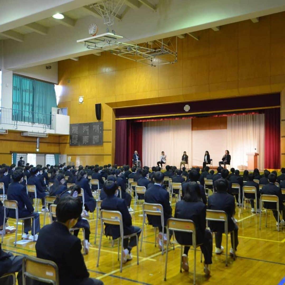 富田真紀子さんのインスタグラム写真 - (富田真紀子Instagram)「あぁ、学校の先生になりたいなってめちゃくちゃ思う。たまにこうやって色んな学校行くと、普段から子どもたちと時を一緒に刻んで相談してもらえる関係性に憧れる。 #じゃあ先生になれ  とりあえず今月末22日(金)はオンラインでごきげん先生やります。対象は小中学生。きっと同世代の他競技の友達ができるよ！申し込み待ってる！  #教員免許あと1年で失効なる #ちょっとだけ冨田を先生にさせてくれ」1月15日 20時52分 - makikotommy