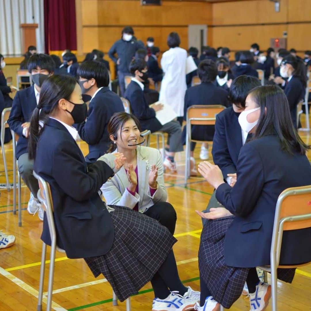 富田真紀子さんのインスタグラム写真 - (富田真紀子Instagram)「あぁ、学校の先生になりたいなってめちゃくちゃ思う。たまにこうやって色んな学校行くと、普段から子どもたちと時を一緒に刻んで相談してもらえる関係性に憧れる。 #じゃあ先生になれ  とりあえず今月末22日(金)はオンラインでごきげん先生やります。対象は小中学生。きっと同世代の他競技の友達ができるよ！申し込み待ってる！  #教員免許あと1年で失効なる #ちょっとだけ冨田を先生にさせてくれ」1月15日 20時52分 - makikotommy