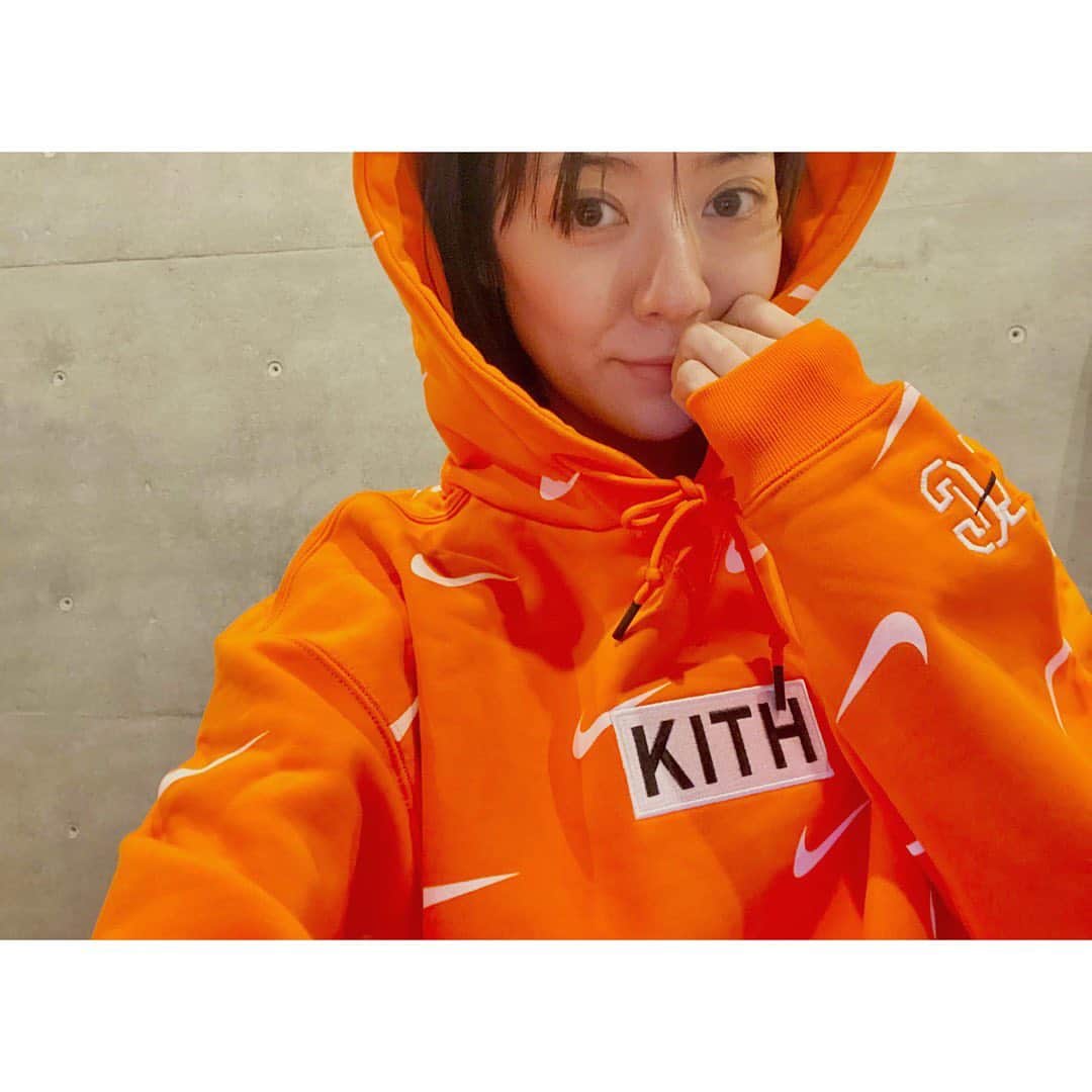 のインスタグラム：「Love at first sight❤️ @kith & @nike for @nyknicks 私は待ち合わせに便利だそうです🤣 かなり派手だけどめちゃくちゃお気に入り。  #nike #kith #kithnike #nba #newyorknicks #me #hoodie #ootd #outfit #fashion #instafashion #coordinate #casual #loveatfirstsight #ナイキ #キス #フーディー #パーカー #ファッション #中田奈沙 #コーディネート #コーデ #一目惚れ #衝動買い  #派手BBA #カジュアル」
