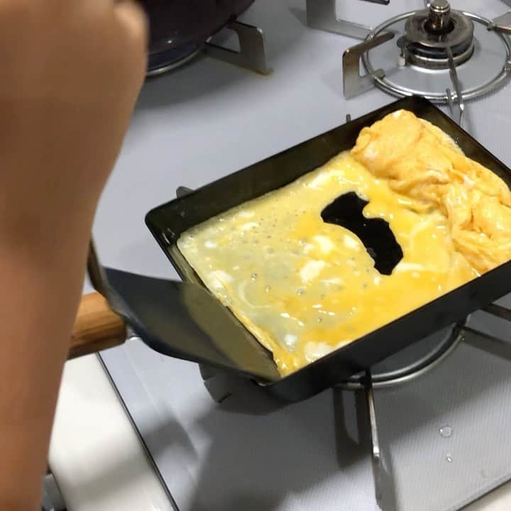 にぎりっ娘。のインスタグラム：「#卵焼き 修行中の息子小3男子  流し入れた卵液に穴ができて、パニクったのか、反対から巻こうとするの巻🤣🤣🤣 * そんな息子のみーくん。 今日も「ただいまー！」と元気に学校から帰ってきました。  「お帰り〜」 玄関に顔を出してみたら… … … ランドセルとその他荷物が 玄関に置き去りにされたまま 姿を消している！😳 ・ 「みーくん⁉️…どこ？」  「ここ…」  声がしたのは🚻  トイレをのぞくと🚽に座ってる💦  「めっちゃ我慢しとったけん、急いで帰ってきた😰」  とさ。 ごめん、ドア開けたわ🤣  💩ではなかったけどね。  あ‼️  食べ物と🚻の話しを一緒にしてすみません🙇‍♀️🙇‍♀️🙇‍♀️ ・ でも、私が今日イチで笑った出来事でした🤗 ・ #小3男子　#料理修行中 #笑った話」