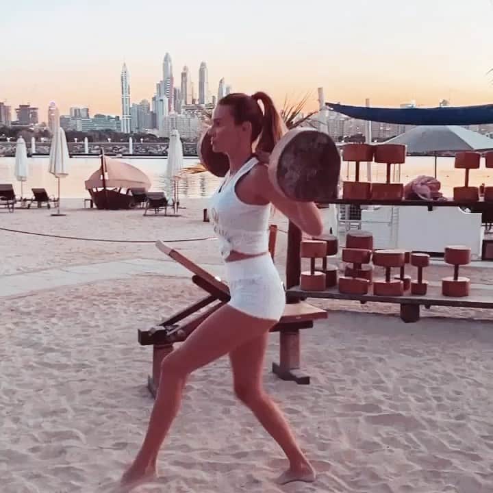 のインスタグラム：「𝘛𝘩𝘦 𝘣𝘦𝘴𝘵 𝘦𝘹𝘦𝘳𝘤𝘪𝘴𝘦 𝘦𝘷𝘦𝘳 🏋️ 💪   ☝️Awesome  idea to make a workout place close to the beach... ✨🥰   (Úžasný nápad urobiť posilovňu priamo na pláži ) #workoutmotivation #beachlife #mydubai #andreaveresovamodel #vereskalifestyle #zivotpodleandrey  ————————————————  #instagood #love #instafashion #instadaily #instalike #instamood #inspiration #instafitness #fitness #andreaveresovaofficial #fitnesslife  #fitnessmotivation #fitnessmodel #fitnessgirl #beachlifestyle  #motivation #workouttheday  #woodmanfitness  #workoutdaily  #workoutvideo」