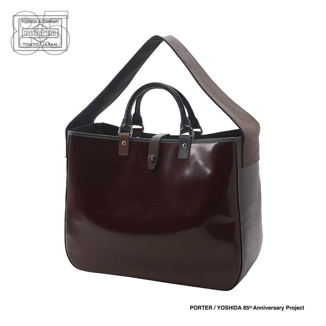 のインスタグラム：「. PORTER / YOSHIDA 85th Anniversary Project PORTER CORE LEATHERを発売します。  吉田カバン創業85周年を記念し、定番として20年以上愛され続ける“CORE”シリーズの2WAYトートバッグをベースに、製品を生産する過程で余った残革をパーツごとに素材の使い分けをしてリユースした「PORTER CORE LEATHER」を発売します。  創業者の吉田吉蔵はどんな切れ端の革も大切にし、材料を無駄にすることに厳しい人でした。その精神はいまも吉田カバンのなかで脈々と受け継がれ、この85周年を機に私たちにしかできないモノ作りとして本シリーズを企画しました。  カバンを製作し終えると少なからず余りがでる残革をカバンをカタチ作る各パーツとして使用しています。革の種類や状態、加工方法も異なる多種多様な残革の厚みを揃え、最適な場所に配置し、手間を惜しまず丁寧に仕上げる技術はまさに職人技と云える出来栄えで、レザー製品の面白さを感じていただけるシリーズです。  モチーフとなった型は1998A/Wに発表された“CORE”シリーズの2WAYトートバッグです。この2WAYトートバッグは1950～60年代のニュースペーパーバッグからインスピレーションを受け、もともとハンドルがなかった作りに吉田カバンらしく使いやすい仕様として革ハンドルを取り付けたものです。現在でも定番アイテムとしては多くの人に愛される吉田カバンを象徴するアイコニックなアイテムの一つです。 本シリーズでは既存のサイズにアレンジを加え、男女問わずお使いいただけるL・M・Sの3サイズ展開です。カラーはブラックベースとブラウンベースの2色構成で、革の種類によって色のトーンや濃淡が異なり、一つのカバンでも様々な表情をお楽しみいただけます。  2WAY TOTE BAG（L） ¥100,000＋tax W430/H340/D190mm  2WAY TOTE BAG（M） ¥85,000＋tax W360/H270/D150mm  2WAY TOTE BAG（S） ¥70,000＋tax W250/H180/D130mm  発売日：1月22日（金） ※吉田カバンオフィシャルオンラインストアはPM12:00から発売します。  こちらのアイテムは、PORTER flagship store、PORTER STAND、PORTER EXCHANGE、KURA CHIKA by PORTER、POTR、CLOAKROOM by PORTER、吉田カバンオフィシャルオンラインストアのみでの限定発売です。  ※完全数量限定につき、在庫がなくなり次第終了となります。 ※当日の状況により止むを得ず販売方法を変更する場合がございます。予めご了承ください。   創業者のモノを大切にする精神と、その想いを繋ぐ吉田カバンのモノ作りへのこだわりが詰まった佇まいある逸品です。  #yoshidakaban #porter #luggagelabel #porteryoshida #madeinjapan #japan #85thanniversary #heatandsoulintoeverystich #porterflagshipstore #porterstand #porterexchage #kurachikabyporter #potr #cloakroombyporter #coreleather #sustainable #reuse #吉田カバン #ポーター #日本製 #85周年 #一針入魂 #コアレザー#サスティナブル #リユース」