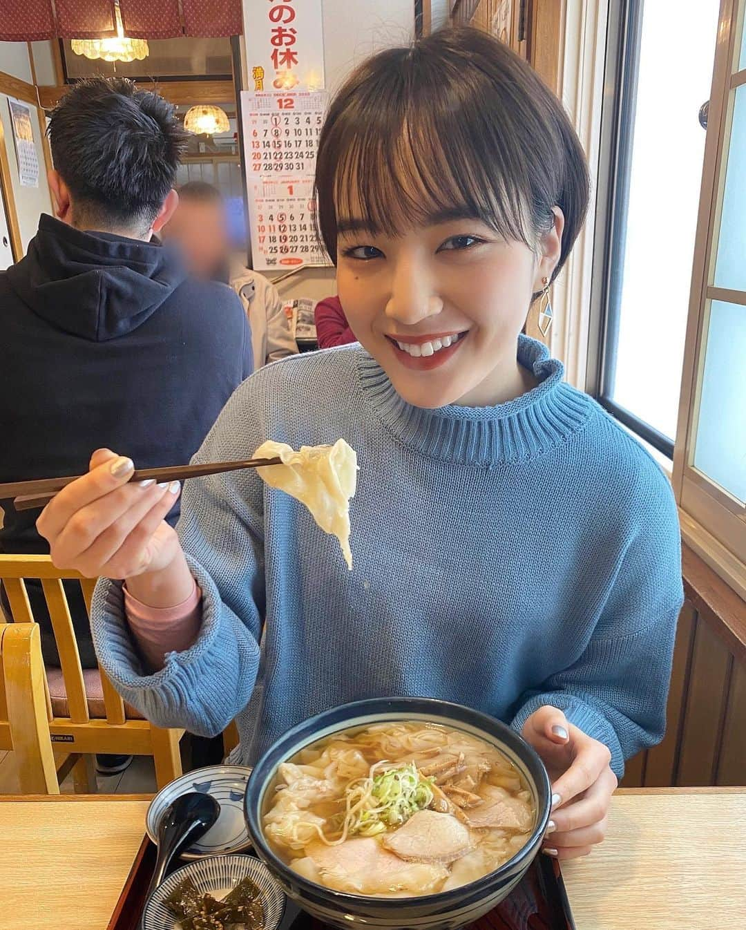 尾台彩香さんのインスタグラム写真 - (尾台彩香Instagram)「. . 山形 《 #満月 》 . ヒートテックが見えてるのは目をつぶってください🤣🤣 . とってもあっさりしたスープに、薄くてトロッとしたワンタンがいっぱい！！ 麺は細くて柔らかくて、一度すすると口の中に一気に入ってくる🤤💗 煮卵の味付けも絶妙に濃い味💭 . 酒田ラーメンの自家製麺比率はなんと8割超え👀山形はラーメン消費量No.1なんです✨ . #酒田ラーメン #酒田ラーメン満月 #ラーメン #山形 #酒田 #酒田グルメ #ワンタン麺 #サロモ #ポートレート #モデル #ショートヘア  #作品撮り #ファッション #オシャレ #メイク #撮影 #tokyo #hair #model #shooting #makeup #cool #short #fashion #girls #instagood #photography #尾台彩香」1月15日 20時58分 - colorful0226