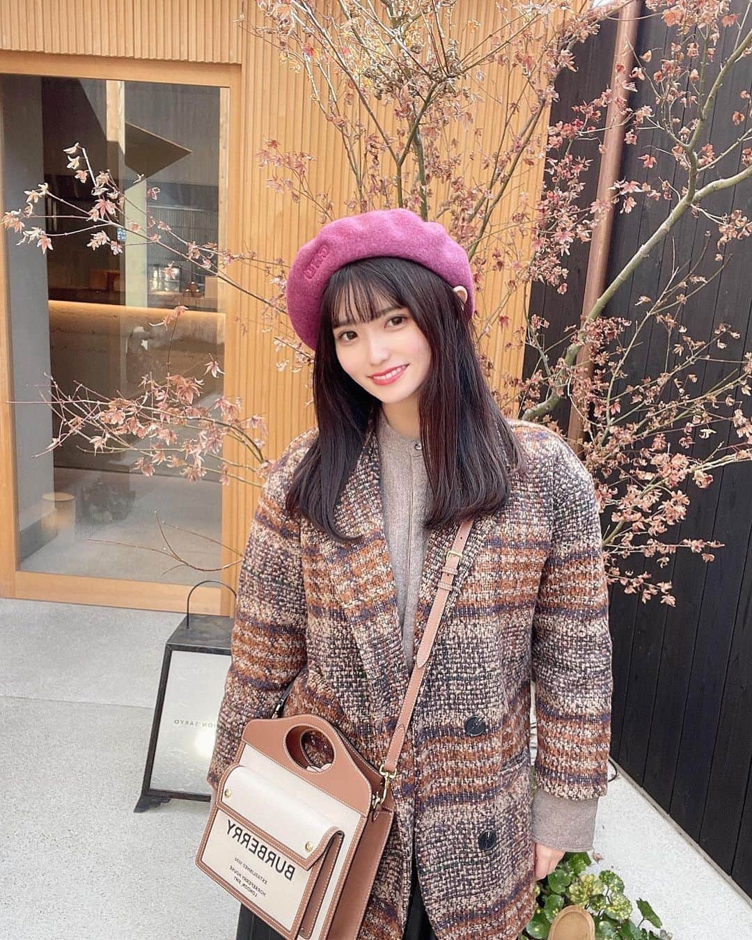 のインスタグラム：「. . ベレー帽はやっぱり大きめが可愛い🐶✨ . 2年前にキャンストで どストライクをみつけてずっと愛用してるの〜！ . 4枚目はなんか友達に言ってるwww . . #ベレー帽#キャンスト #京都祇園茶寮 #キャンディーストリッパー #京都カフェ #candystripper #ナチュラル #ナチュラルメイク #サロモ #サロンモデル#撮影#model#モデル#salonmodel #おしゃれさんと繋がりたい #コーデ#オシャレさんと繋がりたい #関西サロンモデル#関東サロンモデル #自撮り #カフェ #関西カフェ #コーデ #チェックコート #チェックジャケット #ジャケットコーデ #レザースカート #カフェ巡り #カフェ #カフェ好きな人と繋がりたい #snidel #Burberry」