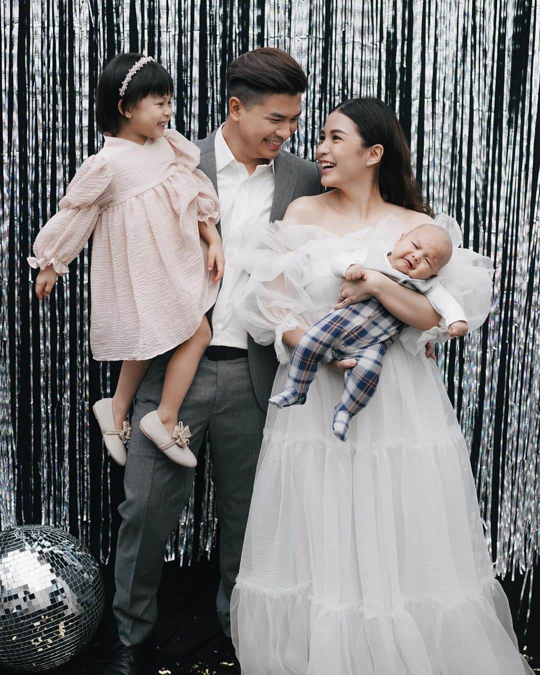 チェルシー・オリビアのインスタグラム：「2021 Family Portrait ♥️  Photo @bennylims @juniapics Stylist @nathashaprisca Make up @kunsoomakeupartist Hairdo @ade_ragil_hairdo Glenn’s suit @agusslim Chelsea’s dress @stellarissa @stellarissabride Nastusha’s dress @kakapofficial  Props Decoration @rustyproject  #juniafamily #juniacandid」