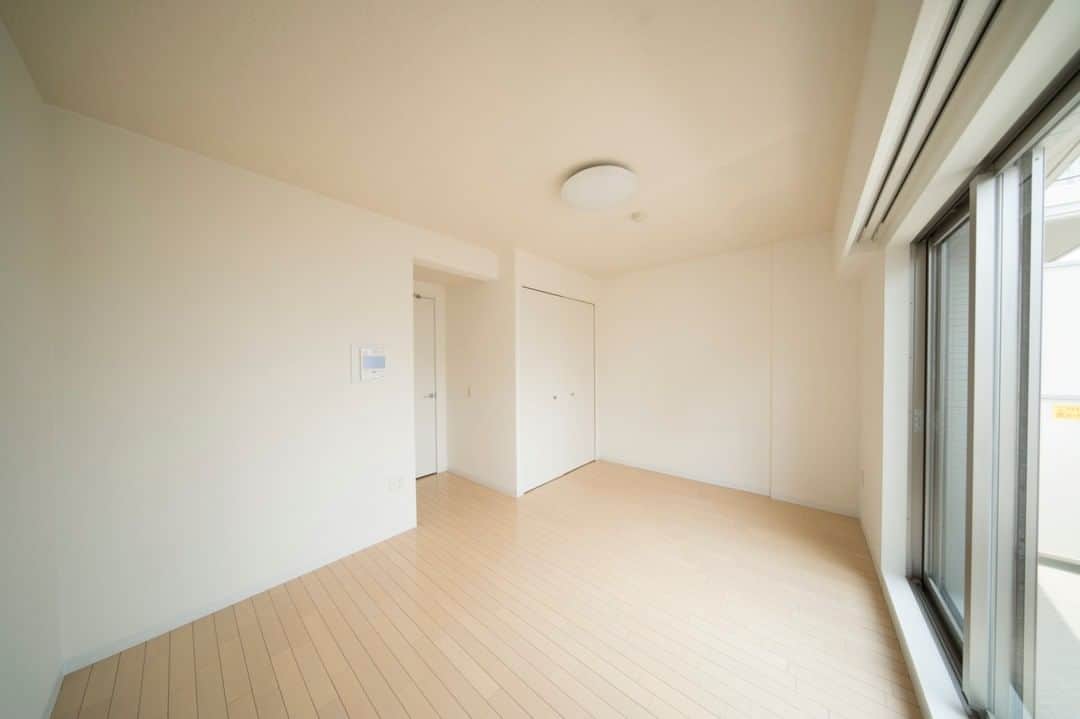 せたがやクラソンのインスタグラム：「『ホワイトインテリア代表 203』﻿ ﻿ ・東急田園都市線駒沢大学駅 徒歩3分 ・9.8万円・26.32㎡・1K ___________________________________________________________________﻿  白い部屋。白い家具。白いお布団。いわゆるホワイトインテリア。インスタのフィードに流れるおしゃれなお部屋といえばそんなかんじ。ミルキーなインテリアで女子として生まれてきたことを感じてみたい。笑  はい。駒沢大学駅から三茶方面へ徒歩3分いったところ。こちらも閑静な住宅街です。オートロック、モニター付きインターホンそして2階。防犯面、期待できそうですね。エレベーターで2階へ。  8.2帖の洋室。白を基調としていて、柔らかく光がとどき、フローリングの色味も明るめでやさしい印象のお部屋です。窓は東向きですが、このくらいの明るさがわたしにはちょうどいいかもしれない、。 テラスもすこし広め。お洗濯がたのしみです。  キッチンも白。調理スペースが広めです。パンを焼いたり、お菓子を作ったりスペースが必要な作業のときにとっても使いやすそう。キッチンのスペースが区切られているから料理のにおいが部屋に行かないのも良い。  持ってるものを一回リセット。家具やシーツも一新しておしゃれなお部屋で暮らしてみるってそろそろちゃんとしたいな〜。。  ▼この物件の詳細、﻿ そのほかのお部屋はプロフィールのリンクから﻿ @setagayakurasson﻿ ___________________________________________________________________﻿ ﻿ 「オンラインでお部屋探し」スタートしました！ ご相談お待ちしております。 ﻿ ﻿https://setagayakurasson.com/online _____________________________________________________________________﻿ ﻿ #せたがやクラソン #せたがやンソン #賃貸 #お部屋探し #オンラインお部屋探し #引っ越し #内見 #部屋 #ワンルーム #ひとり暮らし #ふたり暮らし #好きな街 #暮らしを楽しむ #キッチン #家具 #世田谷 #賃貸インテリア #リノベーション #コンシェルジュ #世田谷のお部屋探し  #田園都市線 #駒沢大学 #ホワイトインテリア #暮らしを楽しむ #白 #お菓子 #シーツ #パン #お家で料理 #女子インテリア」