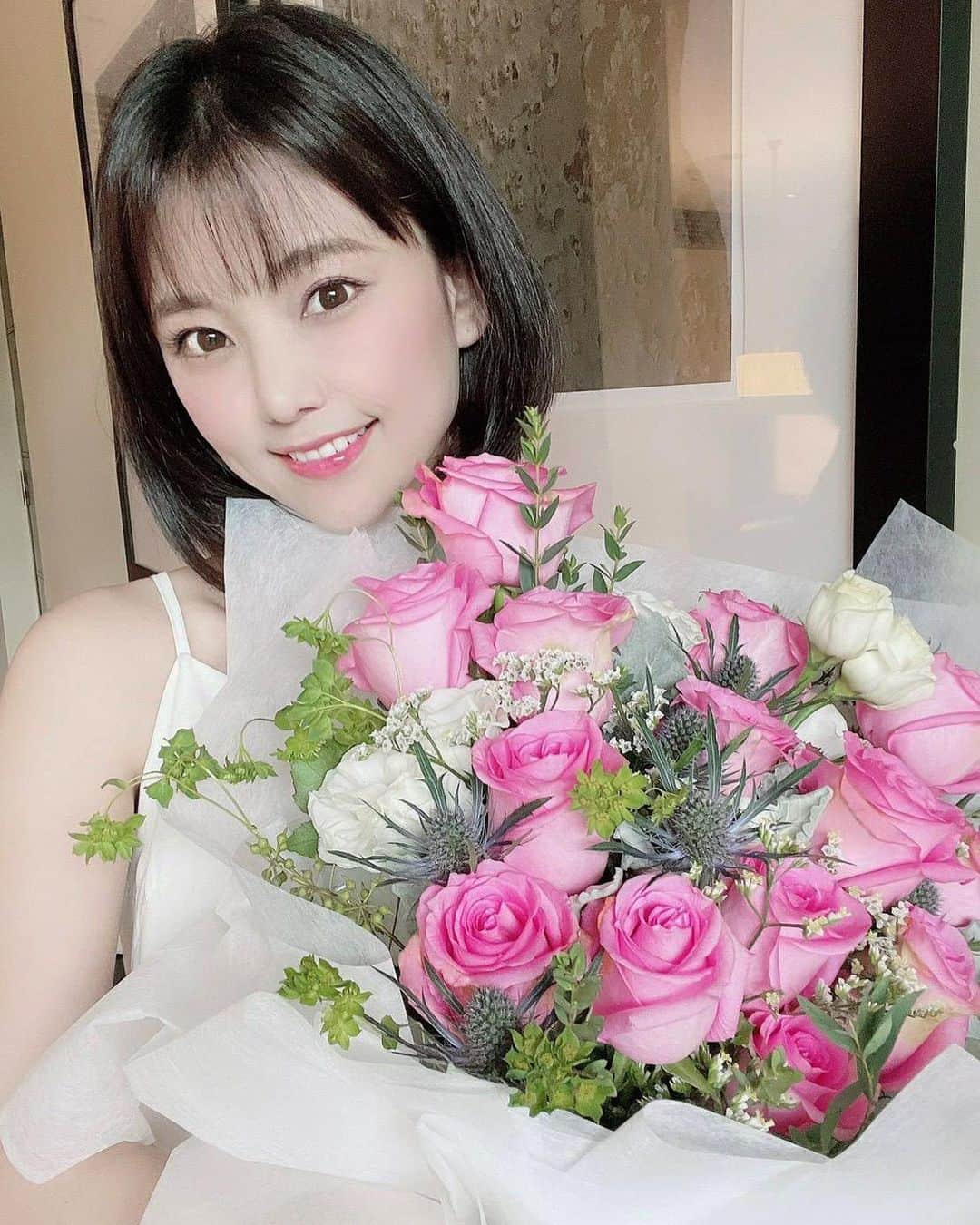林村ゆかりのインスタグラム：「DIORからお花もらうなんて嬉しいなー！」