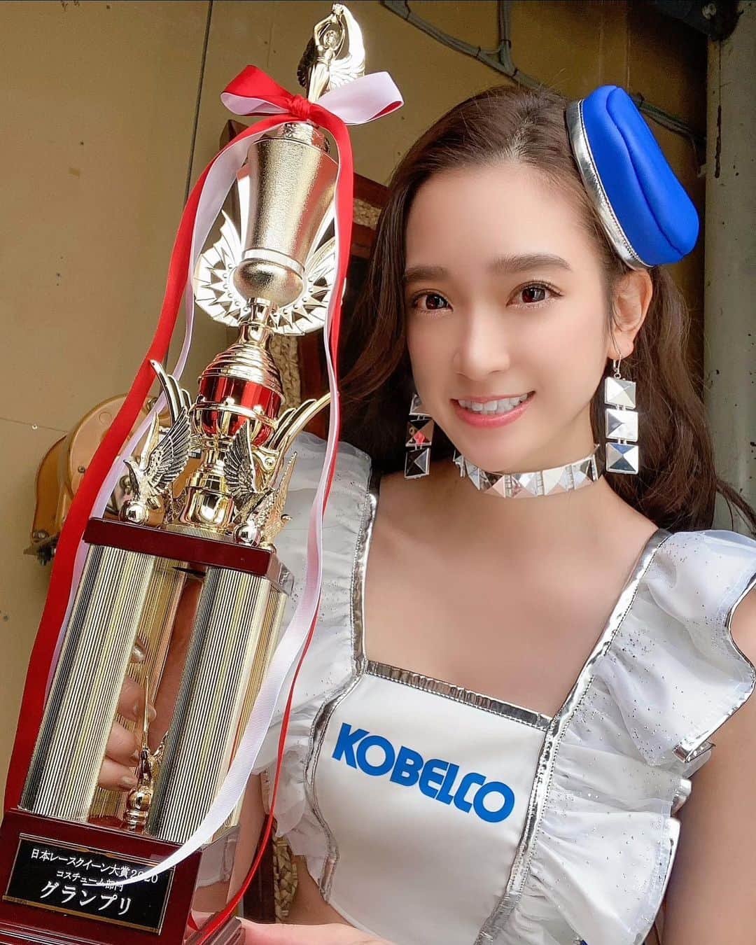 のインスタグラム：「日本レースクイーン大賞コスチューム部門SARD初のグランプリを受賞する事が出来ました🏆🥇✨ 私は昨年準グランプリとこれまで悔し涙を流してきたので、夢だったグランプリを名門チームSARDのレースクイーンとして獲得する事が出来て本当に嬉しいです✨ サーキットでの現地投票から始まり2ヶ月間にもわたった投票期間、毎日毎日WEBからの投票や拡散して下さったり、グランプリを目指して一緒に戦って下さった皆様本当に有り難うございました✨ コスチュームのデザインをして10年目と節目の年となったプロデューサーの大好きなかおりさん、そしてチームの皆様にも最高の恩返しをする事が出来て本当に良かったです✨✨ 念願のSARD初のグランプリ🏆🥇 叶えて下さった皆さん本当に本当に有り難うございました💙❤️  #日本レースクイーン大賞 #グランプリ #サード #コベルコ #コベルコガールズ #レースクイーン #コスチューム #授賞式 #ナンバー1 #幸せ #宝物  #racequeen #rq #costume #sard #kobelco #kobelcogirls」