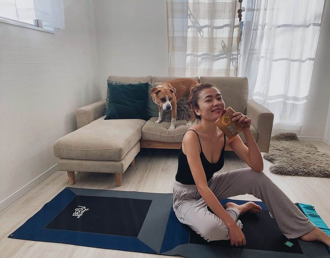 Fabiolla Takinamiのインスタグラム：「とある1日 Broの散歩終えたらお家でヒデトレ🏠✨身体を動かすのはとっても気持ちいいよね☺️🌈 運動後は最近見つけたBASE BREADで小腹を満たしてみた🍞 家では小麦粉を取らない人だけど こちらは、全粒粉、大豆、チアシードなど10種類以上の原材料をブレンドしたパンだから 安心して食べれる😗 スタッフにもらった美味しいオレンジと有機クリームチーズでさっぱり美味しく頂きました✨  さて、2021年体重をキープして頑張ろう   #完全栄養パン #ベースフード #basebread」