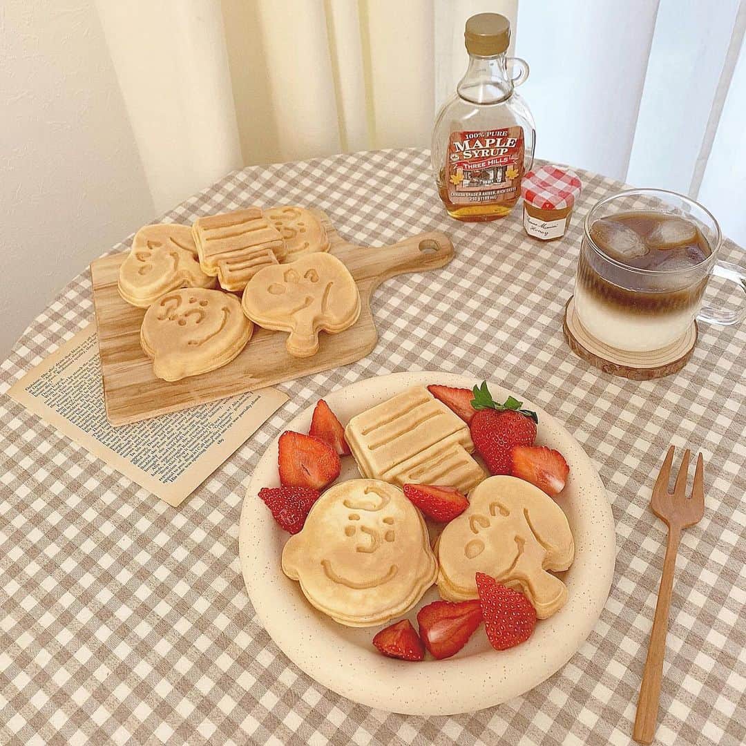 chocoさんのインスタグラム写真 - (chocoInstagram)「** ㅤㅤㅤㅤㅤㅤㅤㅤㅤㅤㅤㅤㅤ #おうちカフェ ㅤㅤㅤㅤㅤㅤㅤㅤㅤㅤㅤㅤㅤ おうちカフェの定番♡ #スヌーピーワッフル 🥞🥞💕 ㅤㅤㅤㅤㅤㅤㅤㅤㅤㅤㅤㅤㅤ ようやくワッフルメーカー買えたのでさっそく♡ そういうときに限ってホットケーキミックス切れてて 小麦粉とベーキングパウダーで作りました😂🧡 中にチョコ入れたりしてもおいしそうだから これからも大活躍の予感ですかわいい🥺❣️ ㅤㅤㅤㅤㅤㅤㅤㅤㅤㅤㅤㅤㅤ 愛するあまおうたくさんでしあわせ🍓🍓 明日も焼こうかな🥞笑 ㅤㅤㅤㅤㅤㅤㅤㅤㅤㅤㅤㅤㅤ ホットケーキメーカーは楽天ルームに 載せているのでぜひ見てみてください〜♡ ㅤㅤㅤㅤㅤㅤㅤㅤㅤㅤㅤㅤㅤ 最近はおうち時間充実させるもの ばっかり集めています😂 今度おうちカフェに役立つアイテムたちを まとめて載せたいと思います☕️💕 ㅤㅤㅤㅤㅤㅤㅤㅤㅤㅤㅤㅤㅤ ㅤㅤㅤㅤㅤㅤㅤㅤㅤㅤㅤㅤㅤ #おうち時間#手作りお菓子#パンケーキ#ホットケーキ#朝ごはん#おうちごはん#ちょこカフェ#chocook」1月15日 21時04分 - choco__24_