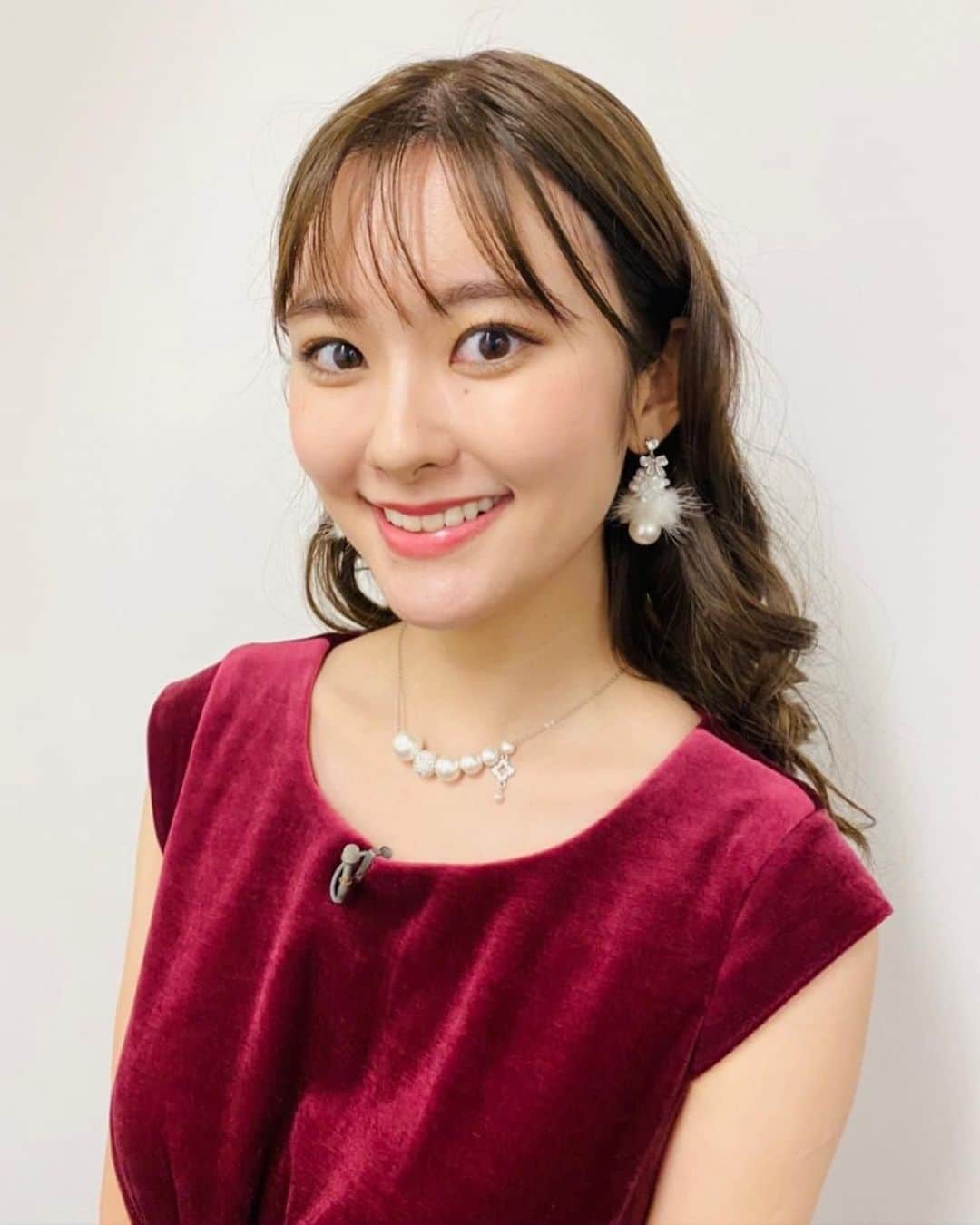 のインスタグラム：「冬っぽい素敵なアクセサリーをつけさせて頂きました💫✨ . . . #アナウンサー #abc #探偵ナイトスクープ #ナイトスクープ #秘書 #アクセサリー #ポンポン」