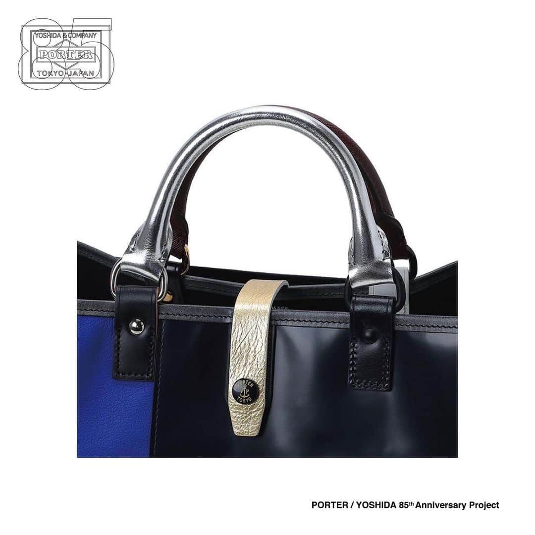 PORTER STANDさんのインスタグラム写真 - (PORTER STANDInstagram)「. PORTER / YOSHIDA 85th Anniversary Project PORTER CORE LEATHER CRAZYを発売します。  吉田カバン創業85周年を記念し、定番として20年以上愛され続ける“CORE”シリーズの2WAYトートバッグをベースに、製品を生産する過程で余った残革をパッチワークのようにしてリユースした「PORTER CORE LEATHER CRAZY」を発売します。  創業者の吉田吉蔵はどんな切れ端の革も大切にし、材料を無駄にすることに厳しい人でした。その精神はいまも吉田カバンのなかで脈々と受け継がれ、この85周年を機に私たちにしかできないモノ作りとして本シリーズを企画しました。  カバンを製作し終えると少なからず余りがでる残革をパッチワークのように繋ぎ合わせ、カバンをカタチ作る各パーツとして使用しています。革の種類や状態、加工方法も異なる多種多様な残革の厚みを揃え、最適な場所に配置し、手間を惜しまず丁寧に仕上げる技術はまさに職人技と云える出来栄えで、レザー製品の面白さを感じていただけるシリーズです。  モチーフとなった型は1998A/Wに発表された“CORE”シリーズの2WAYトートバッグです。この2WAYトートバッグは1950～60年代のニュースペーパーバッグからインスピレーションを受け、もともとハンドルがなかった作りに吉田カバンらしく使いやすい仕様として革ハンドルを取り付けたものです。現在でも定番アイテムとしては多くの人に愛される吉田カバンを象徴するアイコニックなアイテムの一つです。 本シリーズでは既存のサイズにアレンジを加え、男女問わずお使いいただけるL・M・Sの3サイズ展開です。ヴィヴィッドなカラーやユニークな素材を組み合わせたクレイジーパターンは、一つのカバンでも様々な表情をお楽しみいただけます。こちらは生産数に限りがあり、各アイテムにシリアルナンバーが入ります。  2WAY TOTE BAG（L） ¥180,000＋tax W430/H340/D190mm  2WAY TOTE BAG（M） ¥165,000＋tax W360/H270/D150mm  2WAY TOTE BAG（S） ¥148,000＋tax W250/H180/D130mm  発売日：1月22日（金） ※吉田カバンオフィシャルオンラインストアはPM12:00から発売します。  こちらのアイテムは、PORTER flagship store、PORTER STAND、PORTER EXCHANGE、KURA CHIKA by PORTER一部店舗（渋谷・横浜・新宿・上野・福岡）、CLOAKROOM by PORTER、吉田カバンオフィシャルオンラインストア、District UNITED ARROWSのみでの限定発売です。  ※完全数量限定につき、在庫がなくなり次第終了となります。 ※当日の状況により止むを得ず販売方法を変更する場合がございます。予めご了承ください。   創業者のモノを大切にする精神と、その想いを繋ぐ吉田カバンのモノ作りへのこだわりが詰まった佇まいある逸品です。  #yoshidakaban #porter #luggagelabel #porteryoshida #madeinjapan #japan #85thanniversary #heatandsoulintoeverystich #porterflagshipstore #porterstand #porterexchage #kurachikabyporter #cloakroombyporter #districtunitedarrows #coreleathercrazy #sustainable #reuse #吉田カバン #ポーター #日本製 #85周年 #一針入魂 #コアレザークレイジー #サスティナブル #リユース」1月15日 21時07分 - porter_stand