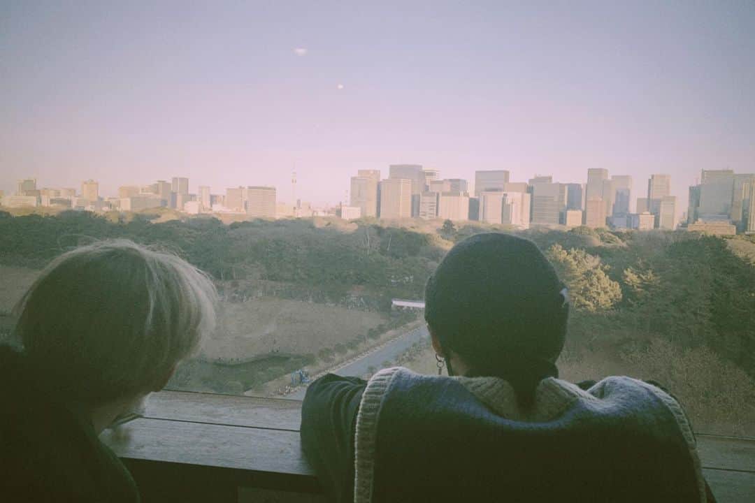 のインスタグラム：「中にいるけど、外にいるように見える。  #えもい  #ビル高いな #そうだな」