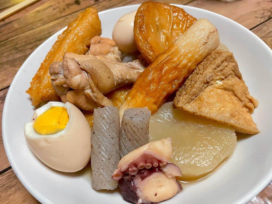 Tammyのインスタグラム：「今夜はおでゅん😊  いーぱい炊いた〜  美味しく出来たよ〜  牛すじ肉が無かったから、手羽元入れた。  芋とウインナーも追加〜♡  #Tammy #Tammyyanen #photo #シンガーソングライター #唄 #ギター #singer #songwriter #guitar #artist  #music #song #恩学 #音楽 #live #love #life #おでん #美味しくできた #delicious #dinner #family #家族 #晩御飯 #夕食」