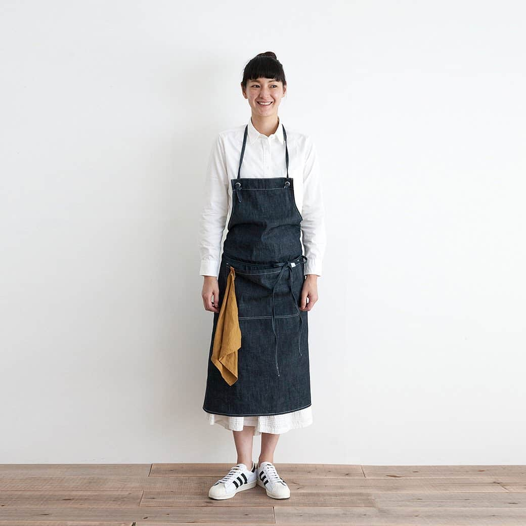 Simply_apronさんのインスタグラム写真 - (Simply_apronInstagram)「＼再入荷しました！／人気No.1のDENIM APRON (Long) @simplycoltd   大変お待たせいたしました！ Simplyの人気No.1エプロンのDENIM APRON (Long)が再入荷しました！   加工無の生デニムを使用したロング丈のデニムエプロン。 使いこむほどに変わっていく風合いの変化を存分に楽しめます。 自分だけのオリジナルなエプロンに育ててくださいね♪   ぜひ、お早めにチェックしてみてください！ ---------------------------------- DENIM APRON (Long) https://shop-simply-coltd.jp/products/detail.php?product_id=284 ￥ 9,500 ＋税 ----------------------------------   ★【最大80％OFF】冬のセール開催中 詳しくは、プロフィールのURLから▷ @simplycoltd﻿   #simplycoltd #simply #シンプリー #暮らしを楽しむ #家事を楽しむ #エプロン #apron #胸当てエプロン #再入荷しました #生デニム #デニム #denim #デニムエプロン #人気No1 #ユニセックスエプロン #男女兼用エプロン #ギフト #gift」1月15日 21時08分 - simplycoltd