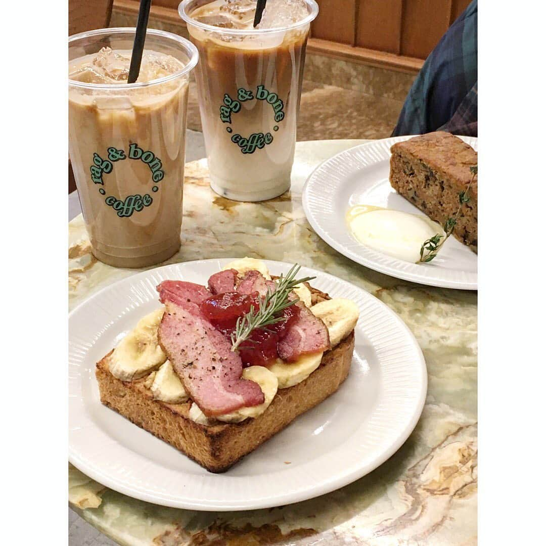 新井乃亜のインスタグラム：「☕️ #ragandbonetokyo ✨ とーすとときゃろけーき🍞🥕☺️ カップかわいいテーブルかわいい❤️  #ragandbonecoffee #ragandbone  #도쿄카페 #도쿄카페투어 #도쿄맛집 #오모테산도카페  #오모테산도맛집 #하라주쿠카페 #하라주쿠맛집 #아오야마카페  #東京カフェ #東京カフェ巡り #表参道カフェ #表参道ランチ  #原宿カフェ #明治神宮前カフェ #青山カフェ #青山カフェ  #キャロットケーキ #キャロットケーキ部 #キャロットケーキ巡り」