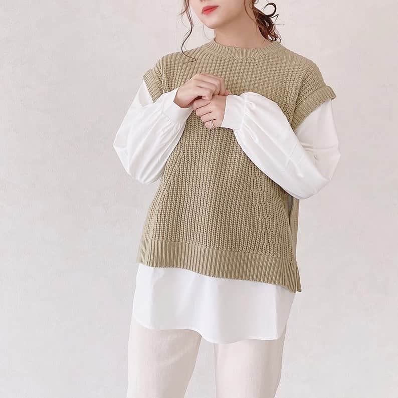 Vannie Officialのインスタグラム：「【ニットベスト付ブラウス】 ¥3,900+tax  《styling》 一枚でオシャレに決まるトレンドのニットベストが縫い付けられたレイヤードブラウス♡ カラーパンツやショートパンツで、すっきりとまとめたり、スカート合わせて女の子らしくコーディネートするのもおすすめです♪  《detail》 ボリューム袖に深めのスリット入りでこなれ感のある一枚。 ゆとりのあるサイズ感なので中にインナーも着込めます♪ ヒップが隠れる丈感なので、コーディネートのバランスがとりやすいです◎  《fabric》 シワになりにくいシャツと、チクチク感のないニットの組み合わせです♪ ※詳しいお手入れ方法は商品タグをご参照ください。  #vannie_u#ヴァニーユー #ZOZOでしか買えない⠀⠀  お問い合わせはDMまでご連絡ください‪‪☺︎‬」