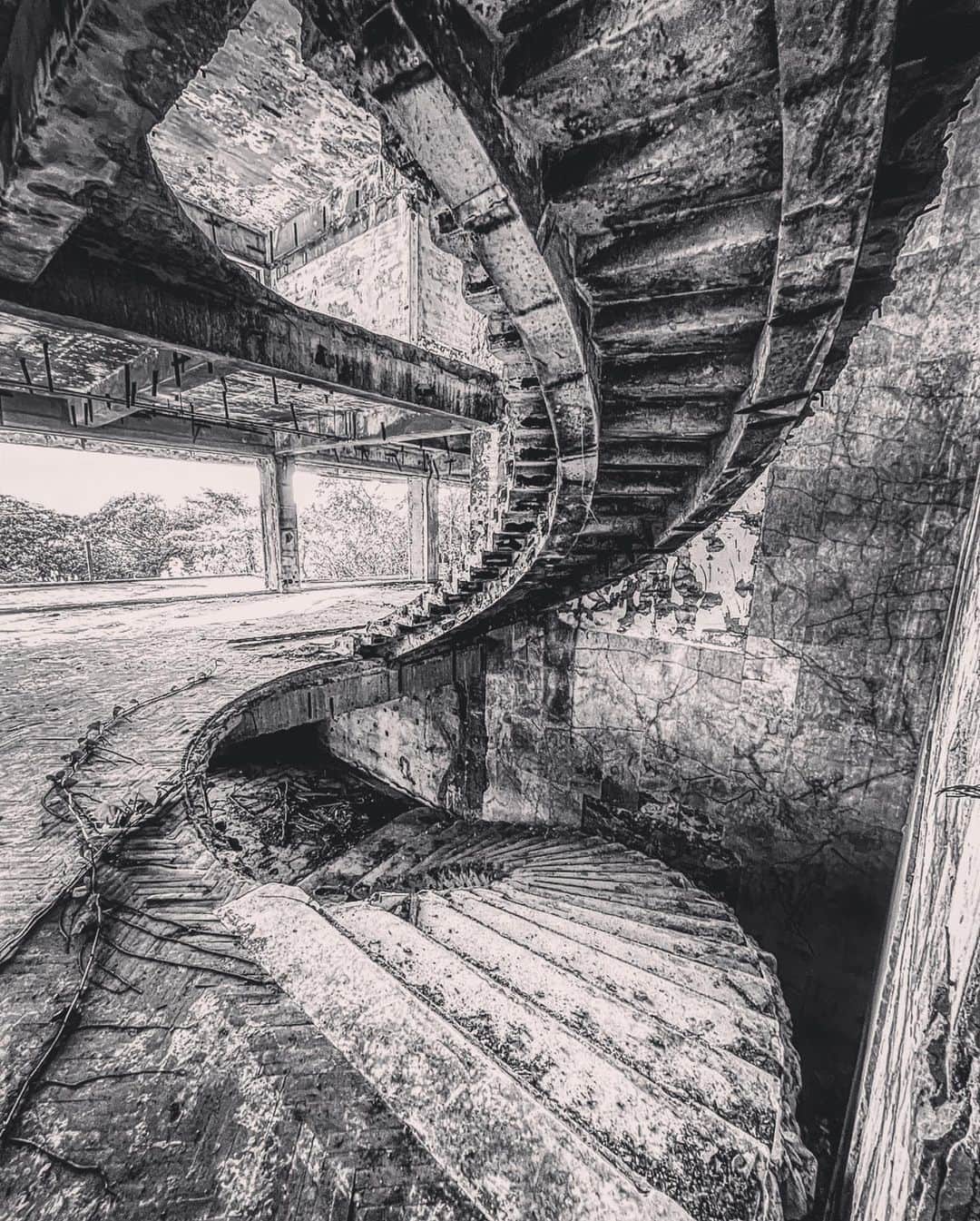 呉建豪のインスタグラム：「Staircase of childhood memories...  #35yrsLater」