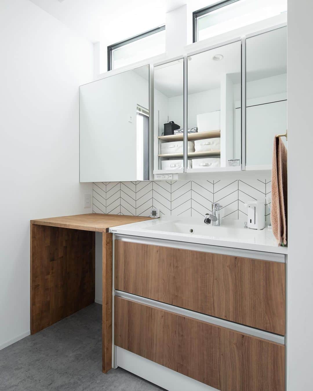 ルポハウス一級建築士事務所さんのインスタグラム写真 - (ルポハウス一級建築士事務所Instagram)「・ ・ ・ 既製の洗面台に造作カウンターを並べた、横広な洗面スペース。 ・ ヘリンボーンに貼った白タイルがポイントとなり、いつもの支度が楽しくなる空間になりました。 ・ ・ ・ 𓐌𓐌𓐌𓐌𓐌𓐌𓐌𓐌𓐌𓐌𓐌𓐌𓐌𓐌𓐌𓐌𓐌𓐌  ルポハウスの施工事例はこちらまで☞ @reposhouse  𓐌𓐌𓐌𓐌𓐌𓐌𓐌𓐌𓐌𓐌𓐌𓐌𓐌𓐌𓐌𓐌𓐌𓐌 #ルポハウス は#ちょっとかっこいい家 を"友人のために" という思いでつくっています。 一生に一度の#マイホーム。 「あなたにしかできない」×「ルポハウスだからできる」で、 私たちだけの#家づくり を思いっきり楽しんでみませんか？！ ・ ・ ・ #住宅 #注文住宅 #新築一戸建て #デザイナーズ住宅  #一級建築士事務所 #設計事務所 #滋賀県の設計事務所 #myhome #instahouse #design #instahome #myhouseidea #洗面台インテリア #パナソニック洗面台 #パナソニックシーライン #造作カウンター #名古屋モザイクタイル #シェヴロンウォール #目地ライトグレー」1月15日 21時13分 - reposhouse