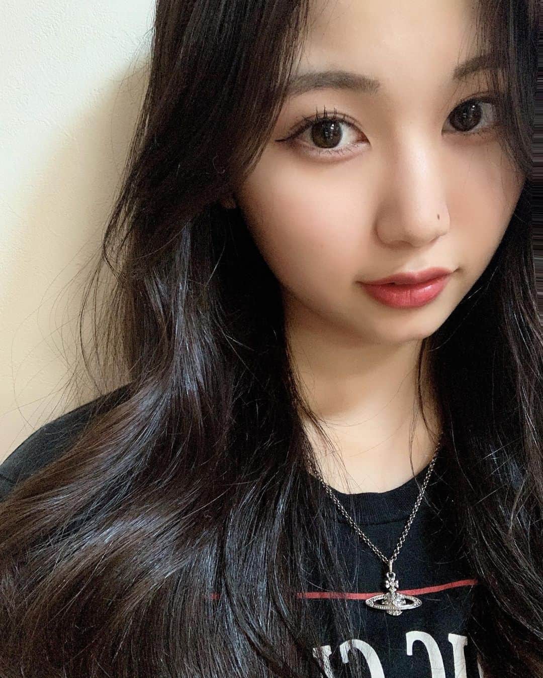 宮丸くるみのインスタグラム：「今日は髪型いつもと雰囲気変えてみた( ¨̮ )  ・ ・ ・  #リリバリ #lilyofthevalley #アイドル #idol #jk #18歳 #高校生 #ロングヘア #かきあげ前髪 #黒髪 #巻き髪 #viviennewestwood」