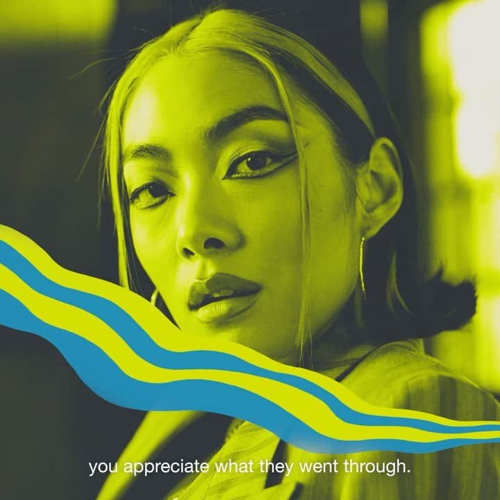 リナ・サワヤマのインスタグラム：「shoutout to all the immigrant parents out there who work so hard for a better life 🥺🥺🥺   the #feeldetermined limited edition bundle is available on @skullcandy !!」