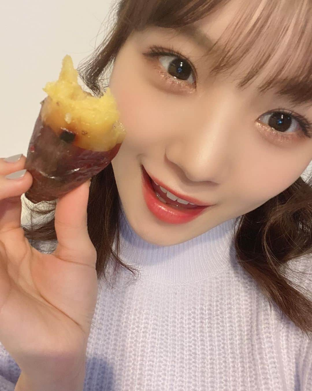 稲場愛香さんのインスタグラム写真 - (稲場愛香Instagram)「🍠﻿ ﻿ いしや〜きいも〜おいも〜﻿ ﻿ って聞こえておうち飛び出した。﻿ ﻿ ﻿ ﻿ #juicejuice #稲場愛香 #まなかん #アイドル #idol ﻿ #石焼き芋 #焼き芋 #さつまいも #大好き ﻿ #買う時ちょっと恥ずかしかった 😝」1月15日 21時15分 - manaka_inaba.official