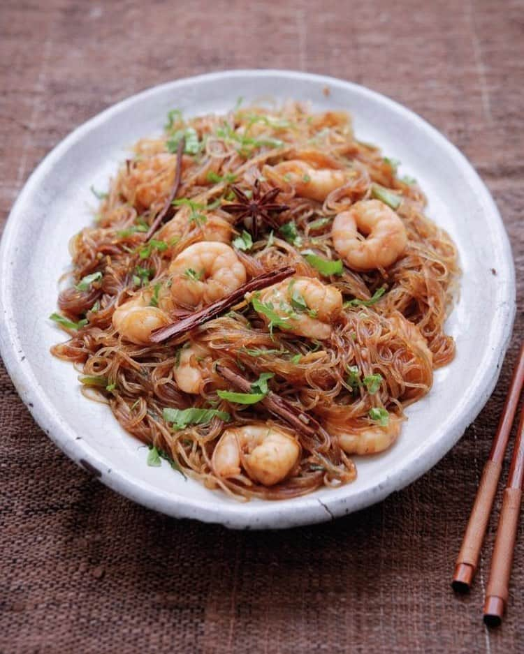 ナイジェラ・ローソンさんのインスタグラム写真 - (ナイジェラ・ローソンInstagram)「#RecipeOfTheDay was taught to me by a Thai cook some years back, for which I am enduringly grateful: Noodles with Prawns and Cinnamon; an unfamiliar combination for many of us, but such a warmly winning one. .  And to get the recipe, either go to nigella.com or click on link in bio. What I mean by this, is that you tap on my name, which will take you to a page that has a link on it that says www.nigella.com/instagram. When you click on this link, it will take you to a page of photographs: click on the photograph you have want the recipe of and you will be taken to it! . Photograph by @nordljus  #simplynigella」1月15日 21時16分 - nigellalawson