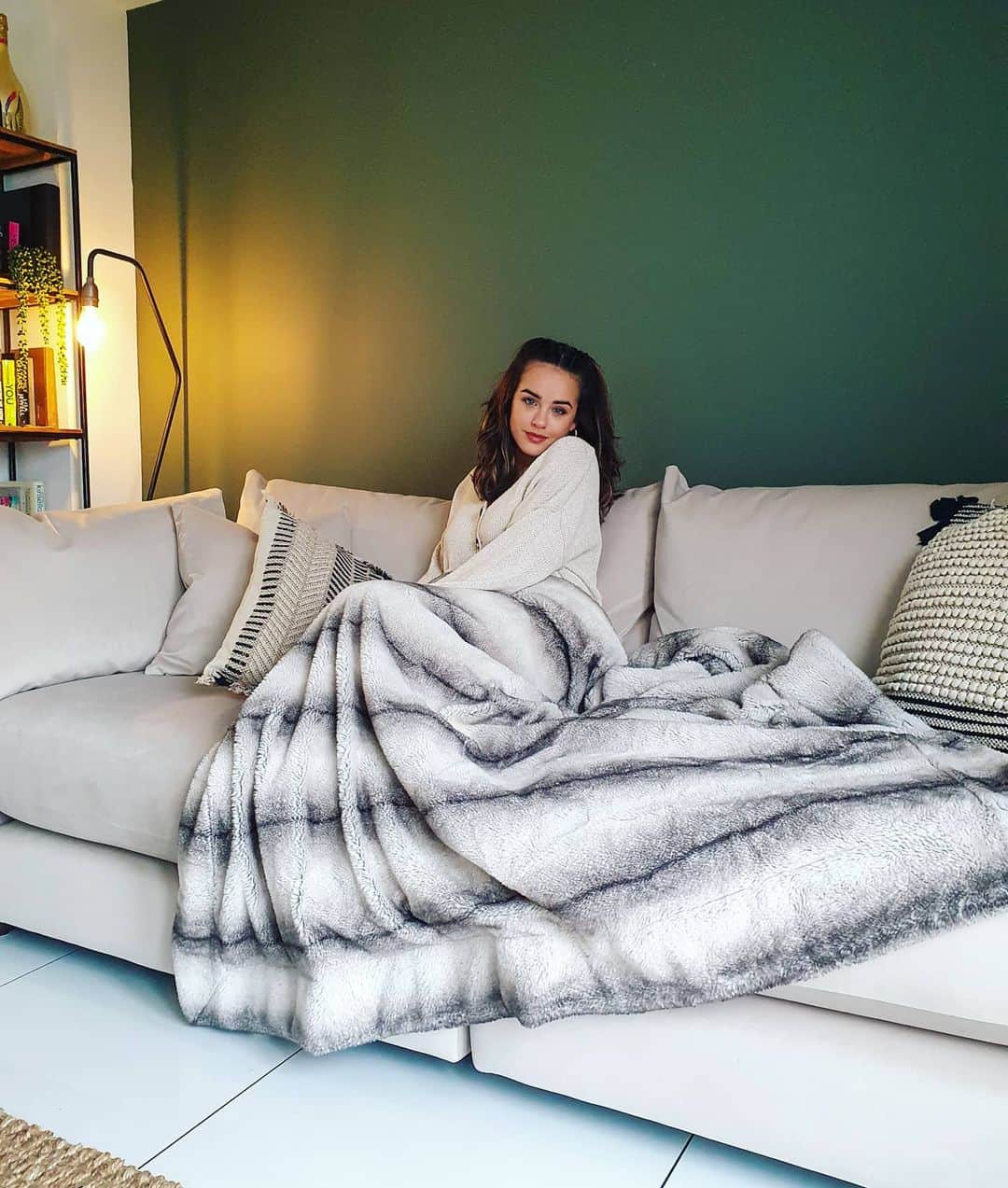 ジョージア・メイ・フットのインスタグラム：「The dreamiest sofa as always from @sofology 🛋 We love this tallulah range in our new home! #gifted」
