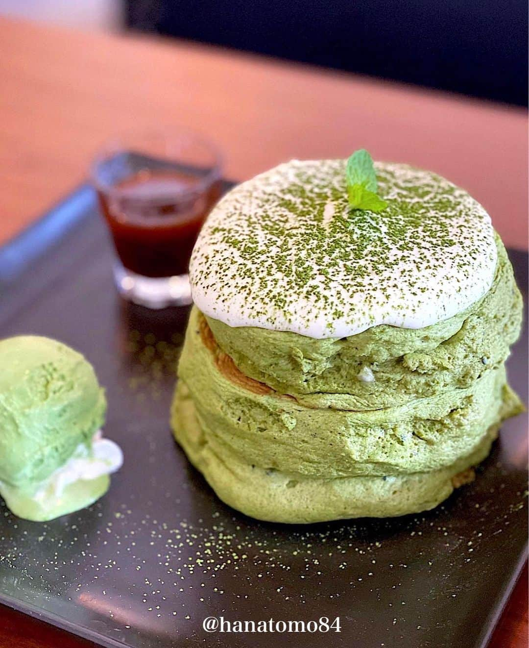 はなともさんのインスタグラム写真 - (はなともInstagram)「. . 六本木にある『512CAFE & GRILL @512cafe_official』は 厳選素材を使ったさまざまな料理が楽しめる人気のお店 . オススメは「抹茶のパンケーキ」(1,700円) . 生地にはマスカルポーネクリームをのせ  周りに抹茶アイスを添えた和のパンケーキは 抹茶のほろ苦さと豊かな風味が最大の特徴！ . 生地の間には抹茶カスタードを挟んでいるので ほろ苦いだけではなく濃厚なクリームの味わいも 堪能できます。 . 別添えのカラメル餡子ソースをかけると さらにコクが増すのでオススメ。 . 抹茶好きな方はぜひ食べてみてください！ . 【緊急事態宣言再発令のため過去picでの紹介】 . ————————————————— . 店名 : 『512CAFE & GRILL』 住所 : 東京都港区赤坂9-5-12 パークサイドシックスA棟1F ‪営業時間 : ‬ 10:00〜11:00→パンケーキのみ 11:00〜15:00→ランチタイム 15:00〜17:00→パンケーキ / ポテト・バッファローのみ 17:00〜ラスト→ディナータイム ※パンケーキ＆ドリンクはすべての時間帯で注文可能 . ‪電話番号 : ‬03-5772-1180 ‪席数 : 50席以上‬ ‪定休日 : 不定休‬ . 東京メトロ日比谷線  六本木駅 徒歩約5分 東京メトロ千代田線 乃木坂駅 3番出口より徒歩数分 . ————————————————— . #東京カフェ #東京スイーツ #パンケーキ部 #六本木カフェ #はなとも六本木」1月15日 21時18分 - hanatomo84