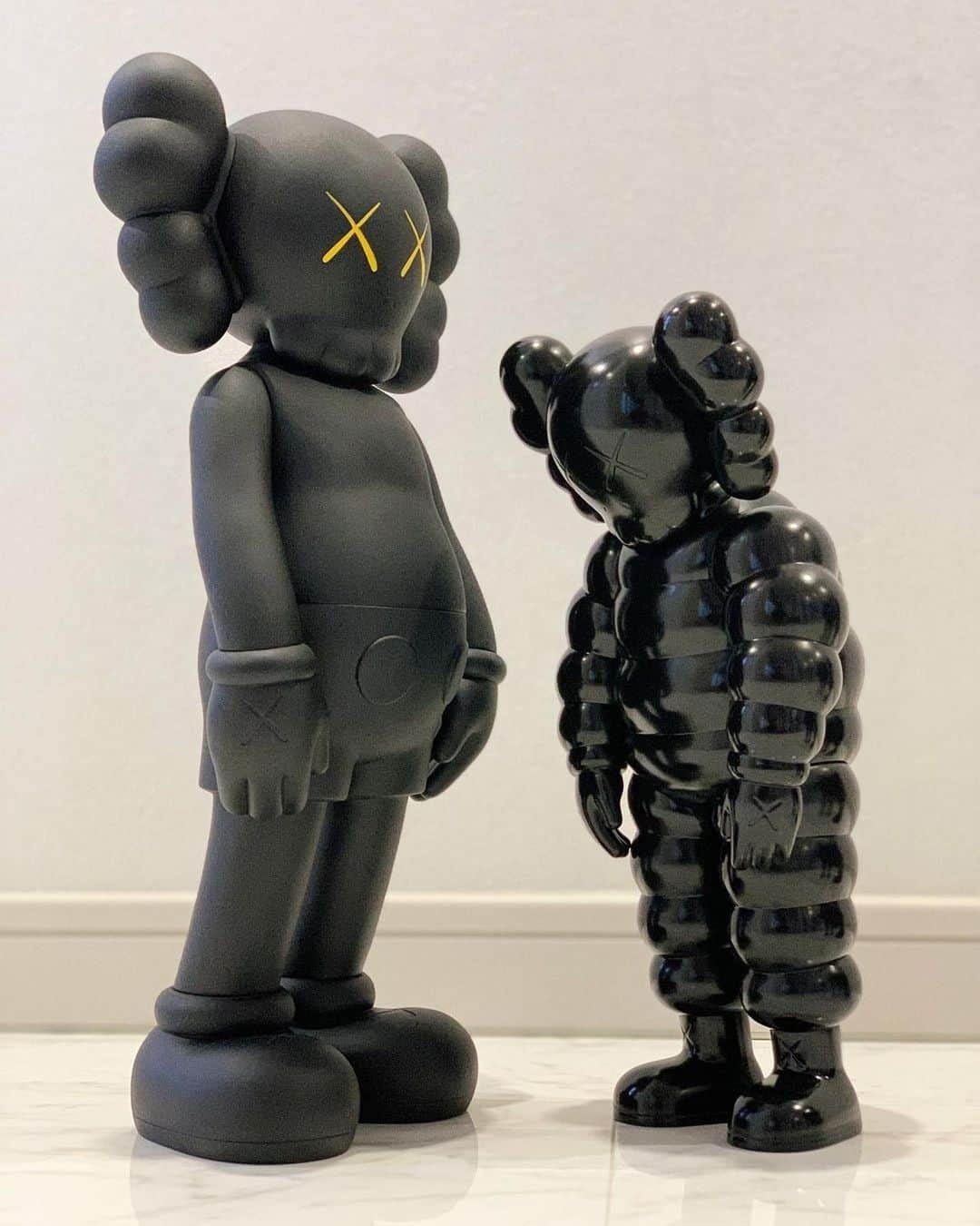 KAWSONEさんのインスタグラム写真 - (KAWSONEInstagram)「Good morning... #Repost @kiyoshi88 ・・・ 🖤🌟 #KAWS #chum #companion ##WHATPARTY #medicomtoy」1月15日 21時29分 - kaws