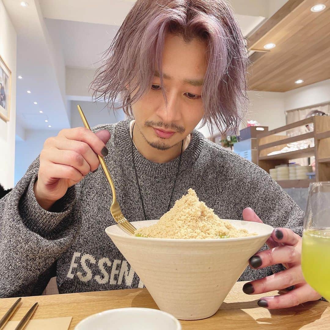 加代憲康のインスタグラム：「大須の🌰のところ サロンワーク終わって行ってきました。 今日からオープンしたお店です。  めっちゃ美味しかったです。 🌰の味が最高でした。  🌰好きにはたまらないです笑笑  【アイラッシュサロン】 新しくアイラッシュサロンを立ち上げます。僕のお客様に多いのが、美容院に来た日は美容DAYの方が多いので、今回立ち上げようと思います。  タブーケイに来る前にアイラッシュサロンに行ったり、タブーケイの帰りにアイラッシュサロン行ったり。  そんなライフスタイルをお手伝いできるようにと思い作ります。  アイリストの方 ぜひ一緒に立ち上げに関わって頂ける スタッフを募集開始しますので DMください。  タブーケイとは全く別会社として 行いますのでよろしくお願いします。  勤務地 名古屋駅周辺 栄、伏見、栄生、亀島を 予定してます。  お待ちしてます。」