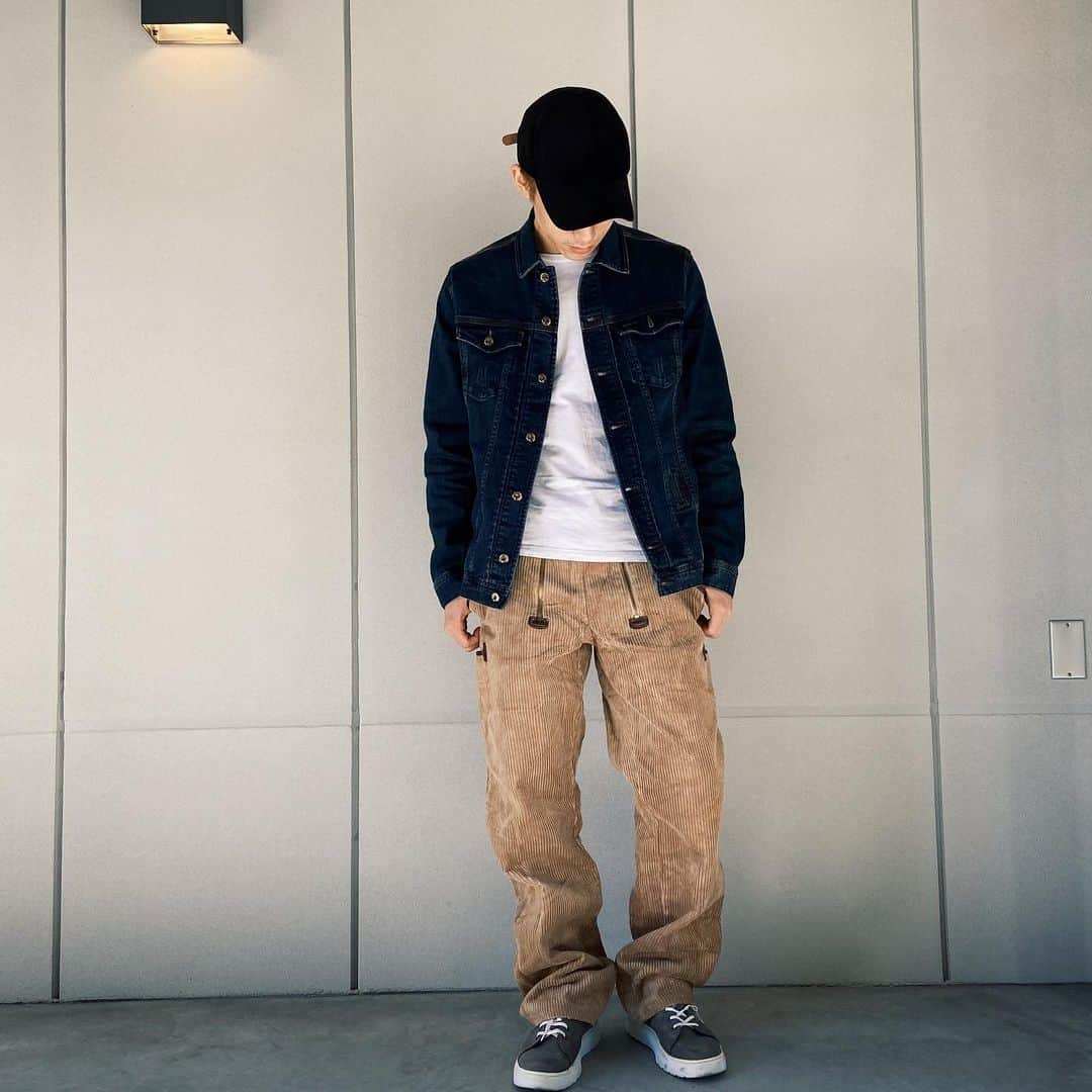 鐘ヶ江洸のインスタグラム：「Have a good evening!  #Daily #coordination 20 + 3!!  #cap  @ca4la_official   #denim #jacket @gdc_official   #tshirt  @adidas   #corduroy #pants #vintagestyle #Germany  #sneakers  @drmartens_japan  @drmartensofficial   #coordinate #fasion #street  #diésel」