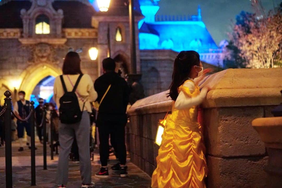 岩上陽子のインスタグラム：「朝、アプリ抽選が当たってホッとした📱*  新アトラクションの動画を、前もって観ないで行ったのもあり、驚きをその場で味わえて感動した🥀* * #誕生日ディズニー #美女と野獣魔法のものがたり  * * * #tokyodisneyland#disneyland#mamalife#oyabakabu#7歳#7歳誕生日#ママライフ#子連れディズニー#コヅレ#育児中#子育てママ#コズレ#コヅレ#子連れディズニーランド#親バカ部#誕生日ディズニーランド#美女と野獣#美女と野獣エリア#美女と野獣グッズ#ベル仮装#美女と野獣コーデ#ベルドレス#ディズニーコスプレ#プリンセスドレス#ディズニープリンセス#bellecosplay#disneycosplayer#disneycosplay#beautyandthebeast」