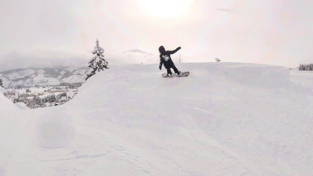 hoshinofumikaさんのインスタグラム写真 - (hoshinofumikaInstagram)「Home town is the best 🏔 今までいろんなところへいき✈︎🌎⛴🚘 いろんな場所を約10年滑って来ましたが （パークが多め）地元のスキー場を滑るときが 一番胸がいっぱいになります😊🙏 いい要素がギュッと詰まってる。 須原スキー場 @suhara_ski_area 守っていきたいな〜🐭💖 そしてまた色んなところ 滑りに行きたいな〜✈︎⛴🌎❤️ 以前とは違う感覚で物事が見れる🥰 みんなは忘れられないスキー場の思い出ありますか？ 近々父、久雄も22.3年ぶりにスキー復帰です笑👨‍🌾⛷ 最新のスキーにビビるだろーなーw  昔スキーやってるとき、リフト券なんて買ってくれなくて、二人でずーっと蟹さんで⛷⛷ 山登って滑ってを繰り返してたよ。笑 久雄、一日券買ってあげるわ。w まずは半日券かwwww🐭 . . . .  #snowboarding #snowboard #snow #winter #japan #ootd #スノーボード #スノボ #スノボー #スノボ女子 #スノボ好きな人と繋がりたい #冬 #スキー場 #スキー #須原スキー場  #suhara #地元　#アクシオムスキー場　#uonumalife #myhometown #myjobisbetterthanyours #snow #simsnowgirl #roxysnow #roxyjapan」1月15日 21時22分 - fumika_hoshino