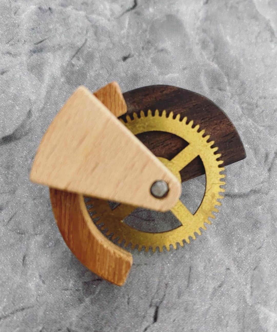 葵ゆりかさんのインスタグラム写真 - (葵ゆりかInstagram)「@clock.gear  のブローチ♡  時計の部品を使って作ってるという、なかなかないデザイン♡  いつものシンプルなニットがオシャレになるよ💕  #ClockGear #⚙ #Necklace #ネックレス #ハンドメイド #handmade #アンティーク #antique #木製 #wood #歯車 #gear #時計 #watch #clock #メンズ #mens #レディース #ladies #アクセサリー #accessory #スチームパンク #steampunk」1月15日 21時23分 - yuriyuricchi