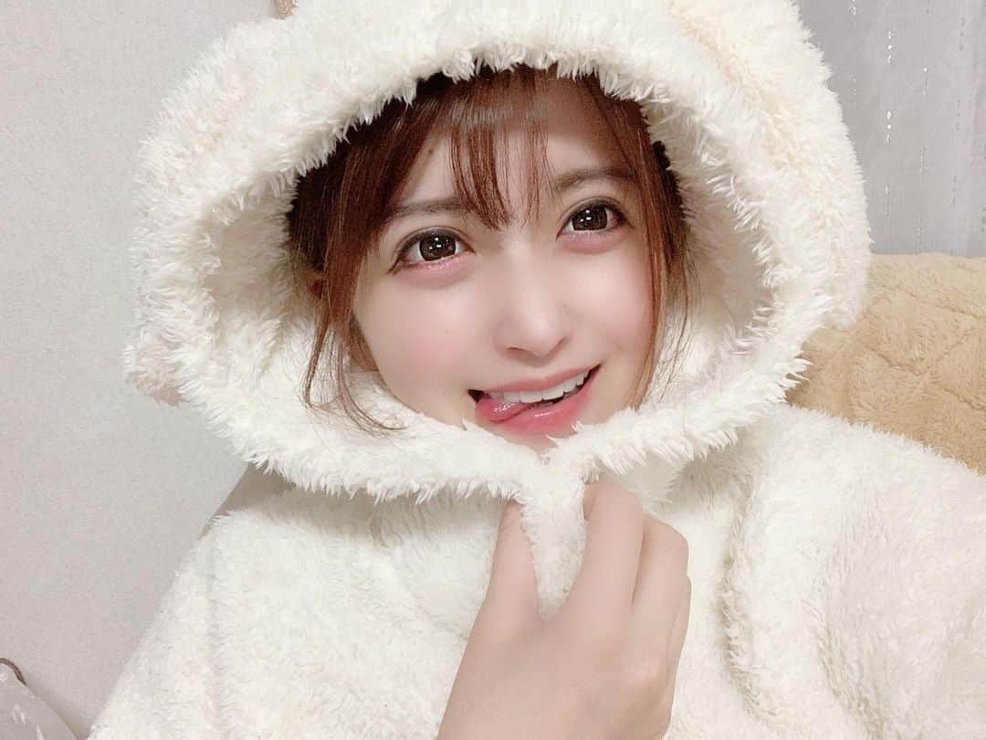 佐倉みきさんのインスタグラム写真 - (佐倉みきInstagram)「うさぎです！🐰もふっ  #パジャマ　#部屋着　#もこもこ #うさぎ　#冬　#白　#自撮り　 #アイドル　#もこもこパジャマ  #らぶどる」1月15日 21時31分 - sakura_miki96