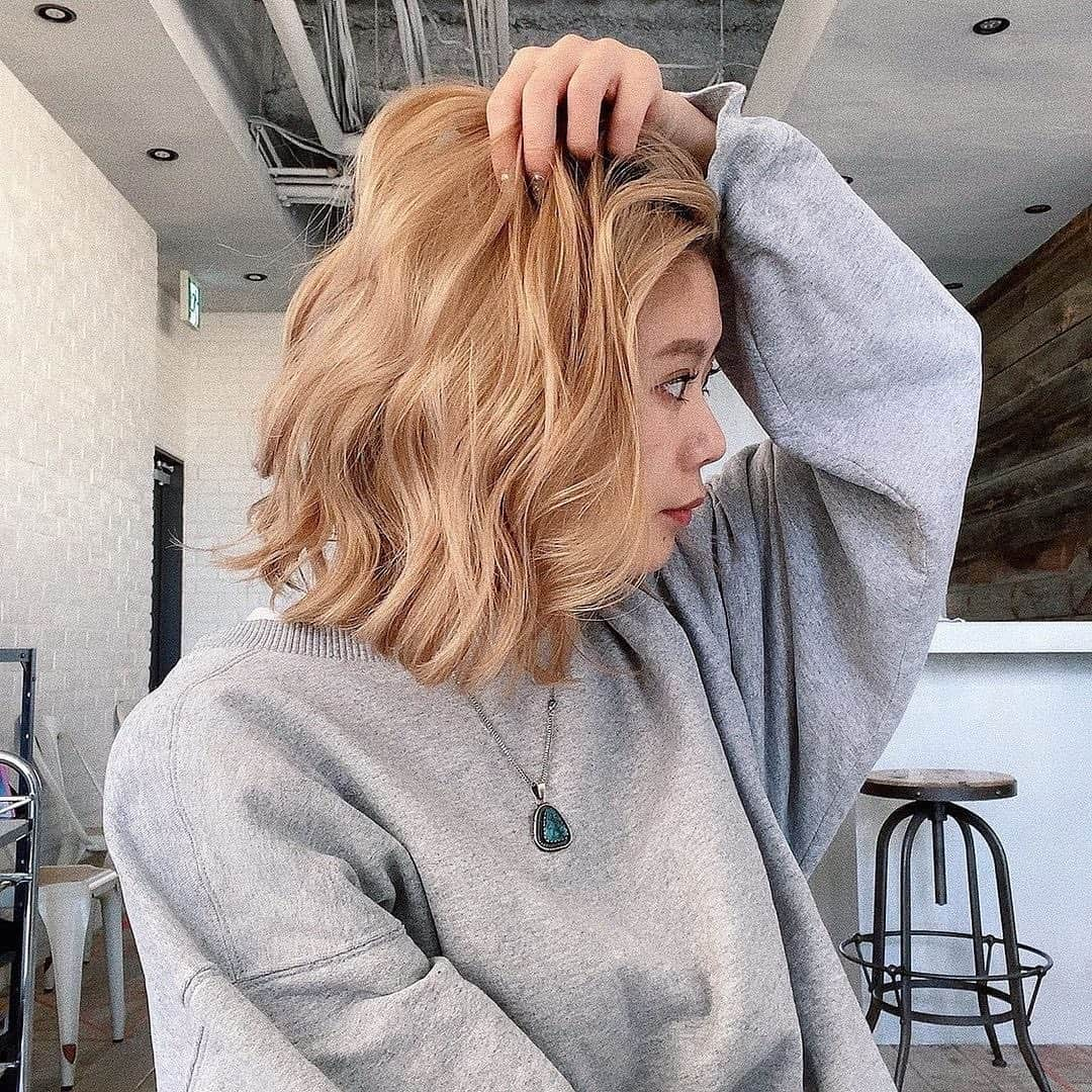 ALBUMさんのインスタグラム写真 - (ALBUMInstagram)「✔style by   @album_miho 【 #ALBUM動画_アレンジ_セルフ 】 cut + color ¥3,500~ double color ¥8,000~ treatment ¥2,000~ etc... ※店舗により料金が異なります。 . . 外ハネにして 耳上持てる範囲を外巻きに😽🌴 . . こちらのスタイルは 渋谷店の佐々木 未歩（ @album_miho ） が担当いたしました！ . 何かご不明点がございましたら お気軽にコメントください。 . 担当スタイリストからも コメントいたします！ . ALBUM（ @album_hair ） . . 【お問い合わせ先】 ALBUM OFFICE TEL / ‪03-6712-5547‬ FAX / ‪03-6712-5548‬ MAIL / info@album-hair.com . . . 《求人募集》 ALBUMでは、店舗拡大のため、随時スタッフ募集しております‼ . 「トレンドヘアーを、毎月通える価格で提供。」がコンセプトのサロンです。 めまぐるしく変化する世の中のトレンドを素早くキャッチし、誰にでも手の届くお手ごろなプライスで毎月通えるサロンを目指しております。 . . 《業務内容》 ①正社員スタイリスト ②業務委託スタイリスト ③中途アシスタント . . 《応募方法》 ALBUM公式Instagram TOPページに記載されております URLからご応募くださいませ。 www.album-hair.com/recruit . . #ヘアセット動画 #ボブアレンジ #ボブヘアアレンジ #セルフアレンジ #ハイトーンボブ #ミディアム #ミディアムヘア #美容室 #ヘアスタイル #髪型 #ヘアセット #カラー #ヘアカラー #ヘアアレンジ #アレンジ #簡単アレンジ #渋谷 #bobhairstyles #美容師 #髮型 #髮型師 #染髮 #剪髮 #中長髮#เสื้อผ้าแฟชั่น #ผมยาว#미디엄헤어#hair #mediumhair」1月15日 21時31分 - album_hair