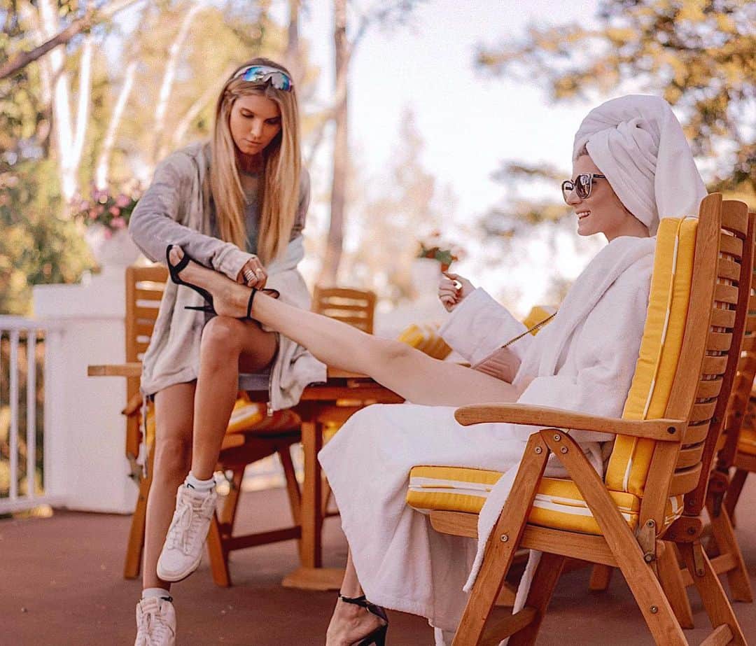 Ashley Haasのインスタグラム：「@sophiesumner8 Thank you for being you! My partner in crime who’s just as weird as I am. 😂 One of my favorite memories (and I have many with you) was eating Doritos in bed while you played the steel drum at John’s birthday. 😂 I’ll always be there for you whether it’s to put on your shoes (even when they are actually my shoes lol) or to teach you how to eat an artichoke (don’t eat the hair!) You’re truly amazing, and beautiful inside and out!  I’m so lucky to have met you! Happy birthday babe!!! 🥳🎂👯‍♀️」