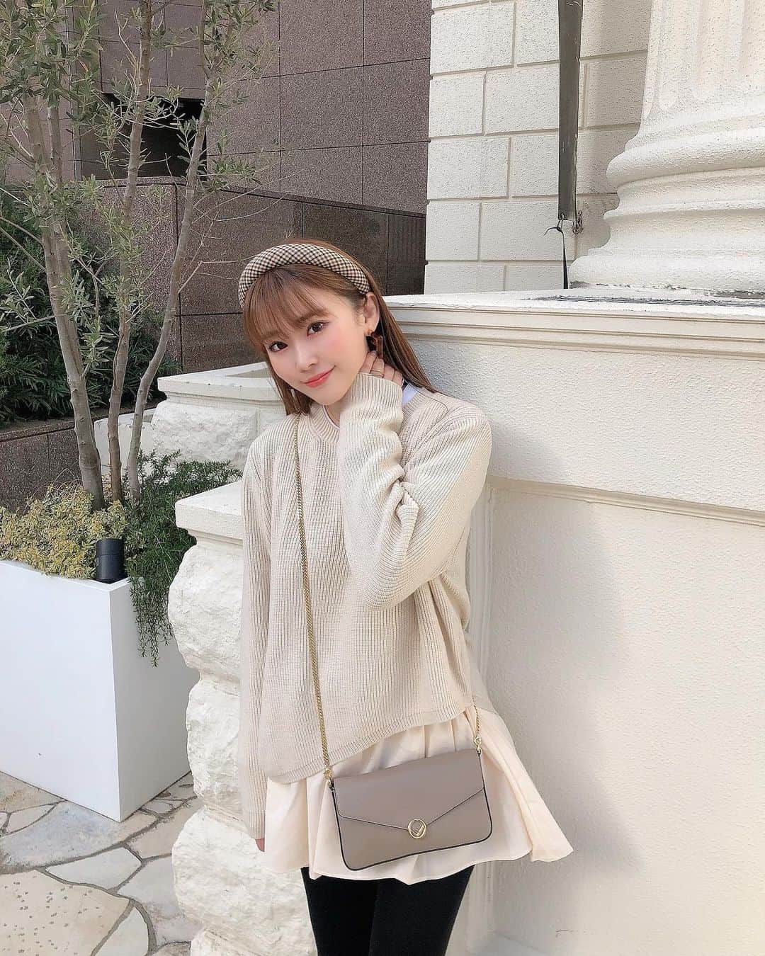 藤川沙弥のインスタグラム：「𓂃𐬿❄︎𐬿  ちょうど良い丈のフレアニット♡ ミニワンピ風にも着れる𓂃𓂂  @fifth_store です🤍 そしてニットの下にロンTを 重ねるのにハマってる😙 60%クーポンでてたよ🎟  #fifth#fifthtl#フィフス#カジュアル#シンプル #ニット#イレヘムドッキングニットプルオーバー #平均身長コーデ #冬コーデ#ニットコーデ」