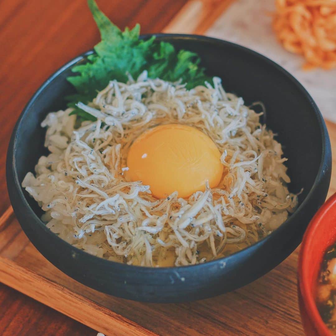 Kaori from Japanese Kitchenさんのインスタグラム写真 - (Kaori from Japanese KitchenInstagram)「久々の卵かけご飯定食。ちりめんたっぷり。 ・ こんばんは。こないだの朝昼ごはん。 近所のお店の朝ディナーで卵かけご飯が出るらしく 触発されて久々に卵かけご飯を作りました。 （代々木上原のsioです。予約しようとしたら満席…誰か朝ディナー行った人いますか？） ふるさと納税の返礼品でいただいた ちりめんをたっぷりかけていただきました。 カルシウム不足しているから 少しは補えたらいいんだけど… お味噌汁は赤だし風にしてみたけど美味しかった！ あとはお惣菜ちょこちょこ盛り。 こないだのライブで作った作り置き、 やっとこれにて完食！笑 明日ものんびり料理ライブしますので お時間合う方遊びにきてください😊 ・ 【薬膳の話】 こないだのライブでもお話した味噌の話。 お味噌は身体を温めると言われていますが 「温中」といって、みぞおちから下、へそから上あたりを温めるとされています。お腹が冷えやすい人におすすめ◎ 全身の血の巡りを整えてくれる各種アミノ酸やビタミンEが豊富です。味噌汁を飲むと血圧が下がる実験結果が最近出ていますので、味噌のパワーってすごいですよね。塩分を気にしている方は1日1杯程度、減塩タイプの味噌がいいかもしれません。 味噌汁にお野菜をたっぷり入れて栄養しっかり摂りましょう☺︎ ・ ・ 【おしながき】 ちりめん卵かけご飯 あおさのりと豆腐のお味噌汁 味付けのり 納豆 切り干し大根のアラビアータ風（ケチャップ煮） 高野豆腐の煮物 ひじきの煮物 ・ ・ ・ 2021.01.15 Fri Hi from Tokyo! Here’s Japanese brunch:Baked rice w/ egg yolk and baby sardine, miso soup, simmered potherb mustards, simmered dried radish w/ ketchup, simmered dried tofu, and simmered hijiki seaweed. ・ ・ ・ #Japanesefood #breakfast #朝ごはん #おうちごはん #早餐 #薬膳 #うつわ #自炊 #家庭料理 #松浦コータロー #和食 #卵かけご飯 #砂田夏海 #喜多屋醸造 #味噌に合わないものはない」1月15日 21時35分 - coco_kontasu