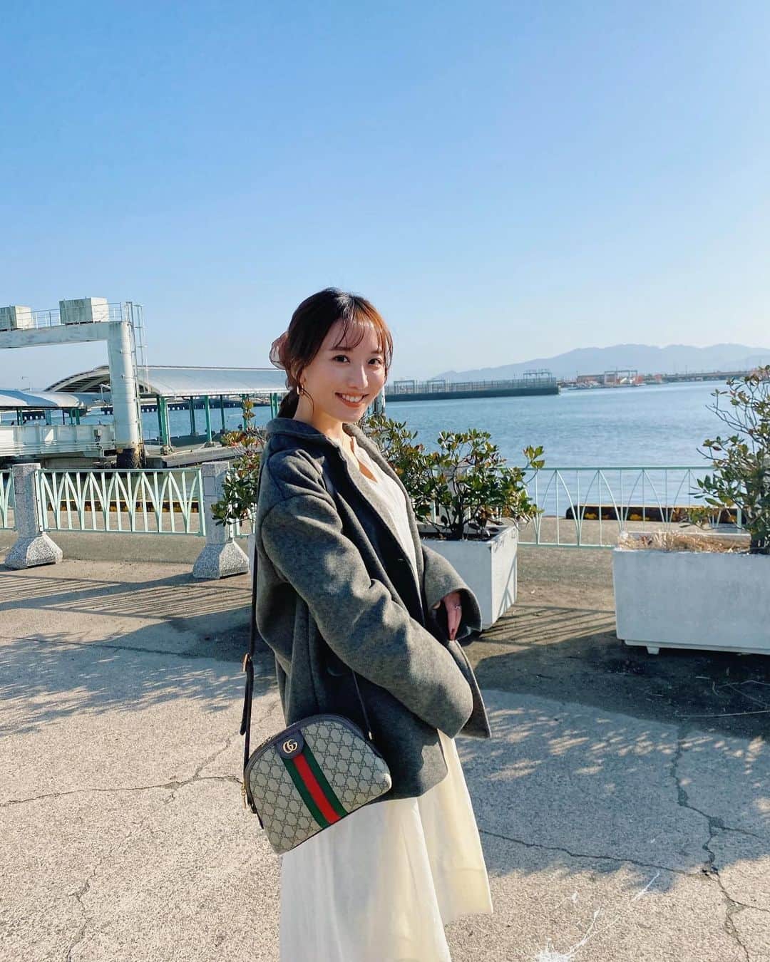 大野真昂のインスタグラム：「☺︎  熊本港初めてきた✊🏻 天気が良すぎてお散歩日和〜🐶🌾  流行りのビッグシュシュは 生地買ってのりりんに渡したらすぐ作ってくれた❤︎  ヒートテック見えとる、、🥲  #熊本港 #熊本カフェ #ホーリーシェフ #ビッグシュシュ #のりりんコレクション」