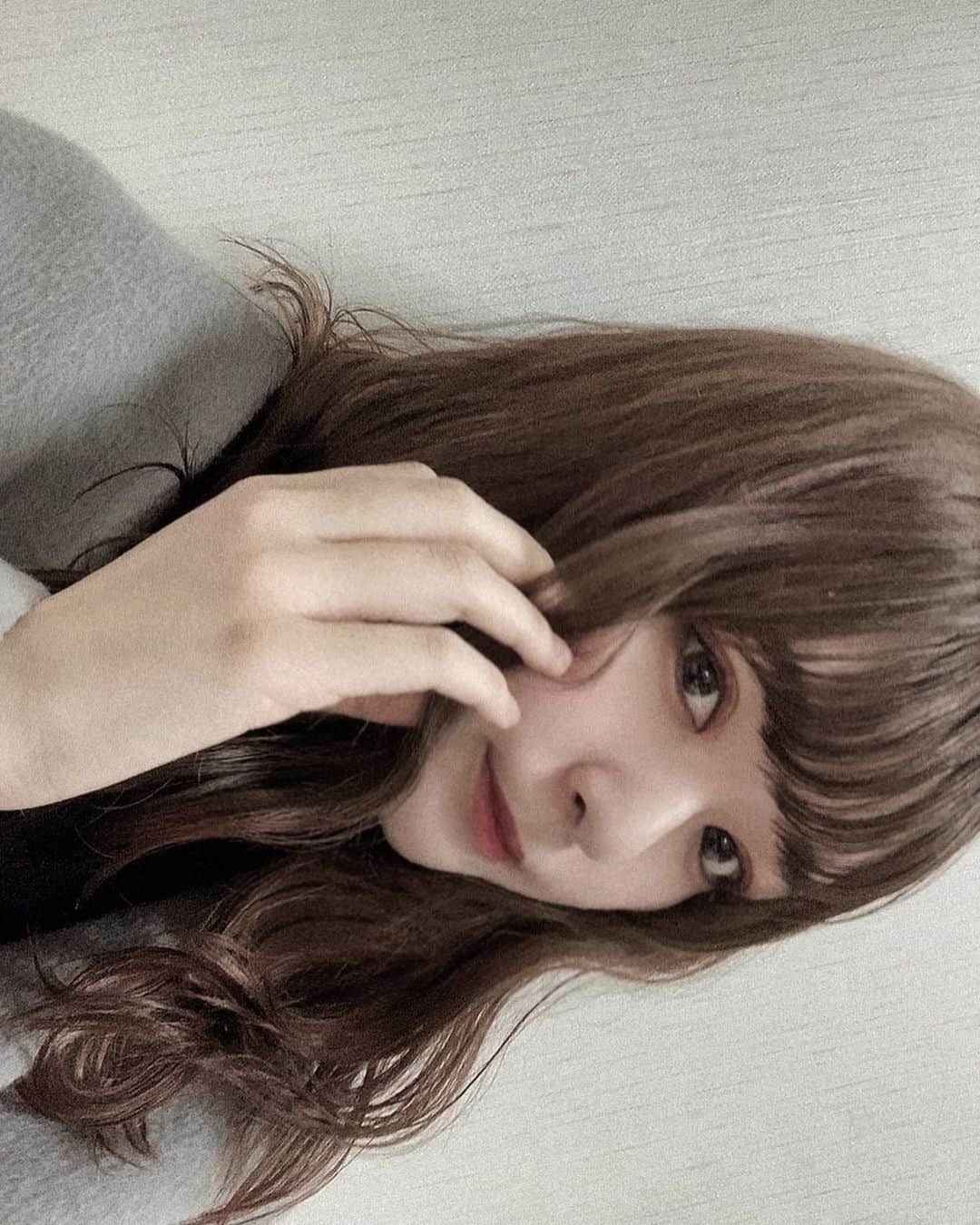 のインスタグラム：「@blackrouge_jp さんから #クリームマットルージュ ♥️  CM02ローズレッド ←使用 CM04オレンジブラウンカラー  家出る前塗ってマスクしてご飯食べたりしたけど一切落ちなかった凄すぎるこのマットリップ、、そしてこれチークとしても使える優秀コスメ、！！！  ありがとうございます🥲、♡♡  カラコンは @hapakristin_jp さんの前と違う色のokurr kristinのブラウンです安定🖖🏻」