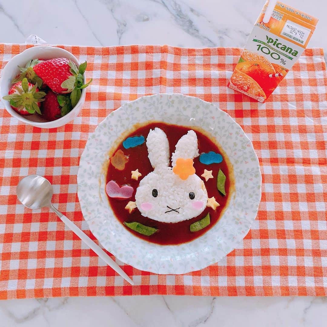 倉岡生夏さんのインスタグラム写真 - (倉岡生夏Instagram)「お子様カレー🍛 ・ ・ 肉じゃが→カレーライス→今朝はカレーうどんに変身したカレーちゃん🍛 ・ ・ おうち時間が増えたので効率よく作り置きです🤣　 ・ ・ 年明けてから、緩くグルテンフリー生活しているんですが調子がよいです💓 ・ お外も寒いし週末もまったりグルテンフリースイーツ作りかな💓🍫 ・ ・ ・ #ミッフィーカレー  #キャラカレー  #キャラ弁  #キャラ弁初心者  #キャラ弁部  #おうちカフェ  #ミッフィー  #おうちカフェ部  #おうちごはんlover  #おうちごはん記録  #お子様ランチ  #愛され料理 #miffy  #cafestagram  #kyaraben  #curry」1月15日 21時36分 - kinatty.land
