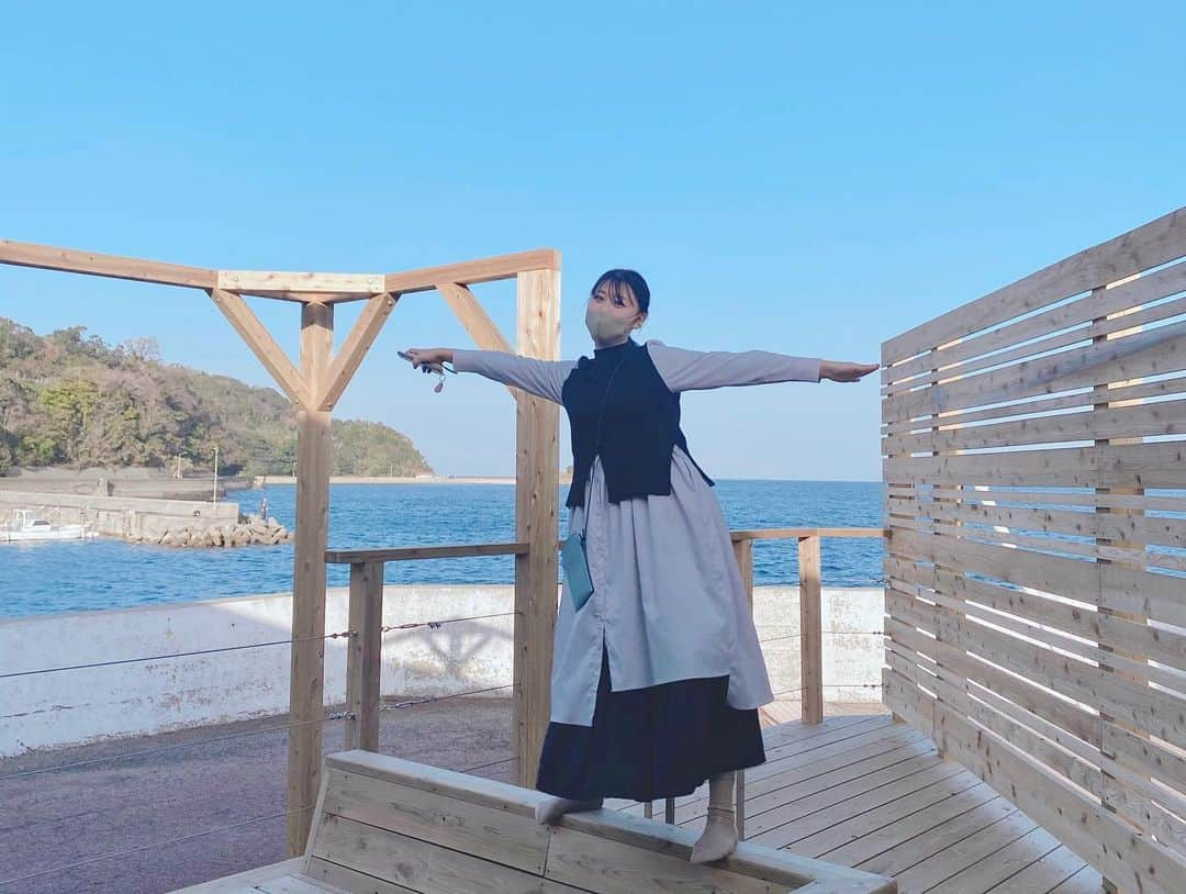 足立沙織さんのインスタグラム写真 - (足立沙織Instagram)「. . 朝から元気な私たち🌤 9時くらいなんだけど景色めっちゃ綺麗だよね〜〜！ 絶妙なポーズが可愛いしょうこさんです。🤍 . . . . . #ワンピースコーデ#アメリ#ootd#ootdfashion」1月15日 21時45分 - sao_ri_17