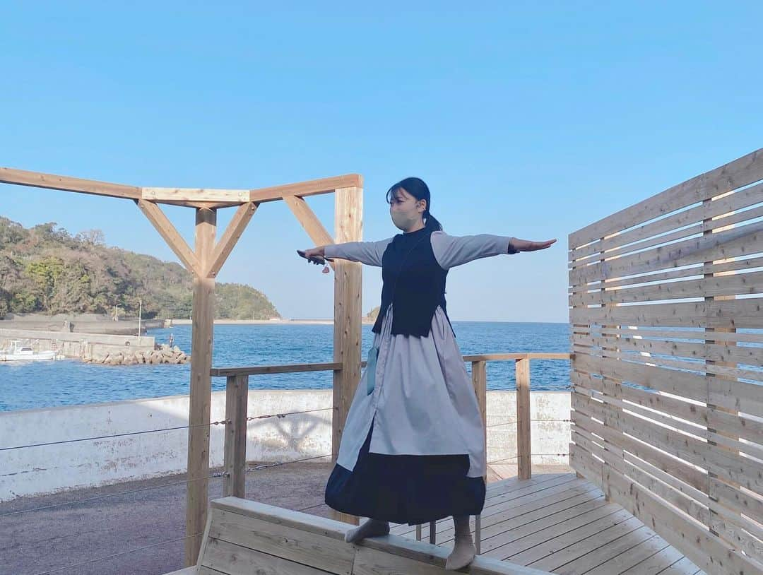 足立沙織さんのインスタグラム写真 - (足立沙織Instagram)「. . 朝から元気な私たち🌤 9時くらいなんだけど景色めっちゃ綺麗だよね〜〜！ 絶妙なポーズが可愛いしょうこさんです。🤍 . . . . . #ワンピースコーデ#アメリ#ootd#ootdfashion」1月15日 21時45分 - sao_ri_17