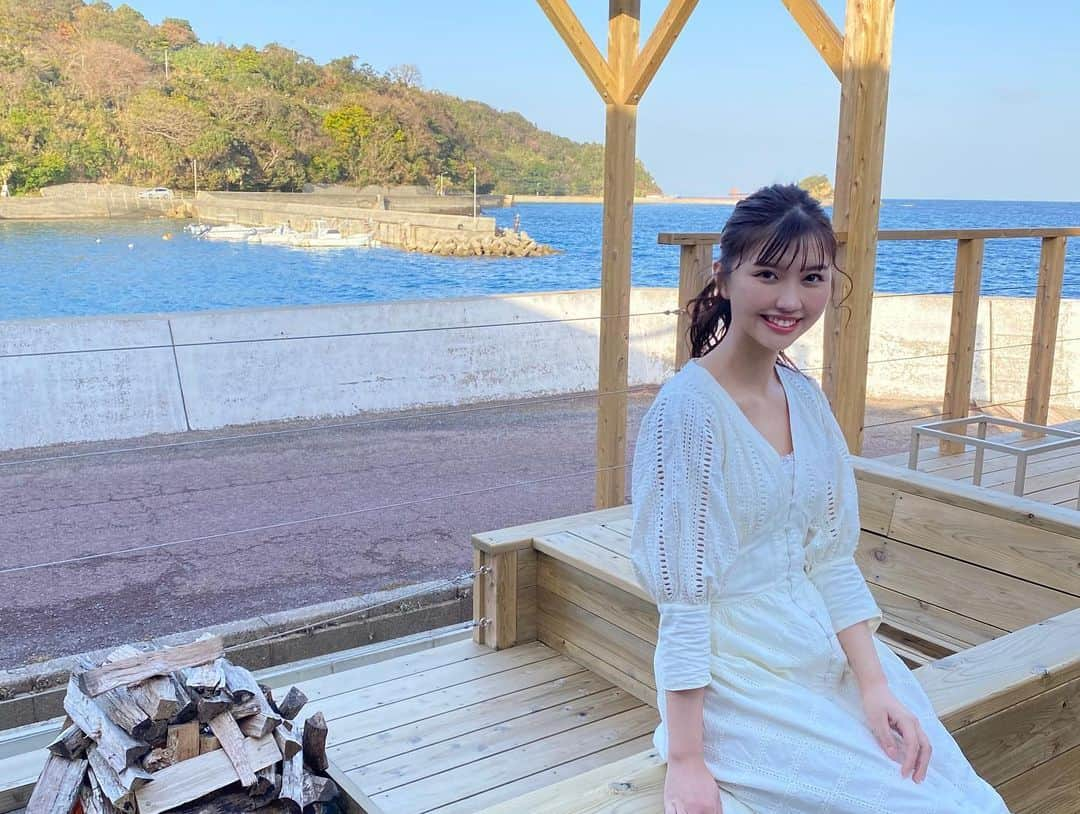 足立沙織さんのインスタグラム写真 - (足立沙織Instagram)「. . 朝から元気な私たち🌤 9時くらいなんだけど景色めっちゃ綺麗だよね〜〜！ 絶妙なポーズが可愛いしょうこさんです。🤍 . . . . . #ワンピースコーデ#アメリ#ootd#ootdfashion」1月15日 21時45分 - sao_ri_17