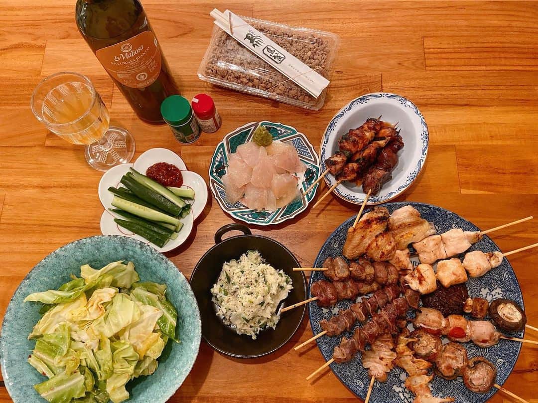 菅原沙樹さんのインスタグラム写真 - (菅原沙樹Instagram)「旦那が美味しい焼き鳥をお持ち帰りしてきてくれて、野菜やらちょろっと用意するだけで、楽させてもらった今宵🤗 明日の朝ご飯用にって買ってきてくれたそぼろご飯も、美味し過ぎてほぼほぼ食べちゃった🙄 ワインはラ･マリオーザのサタルニア･ビアンコ。イタリアのワインです🇮🇹🍷 #トーキョー嫁ご飯#トーキョー家族ご飯」1月15日 21時45分 - saki313apo